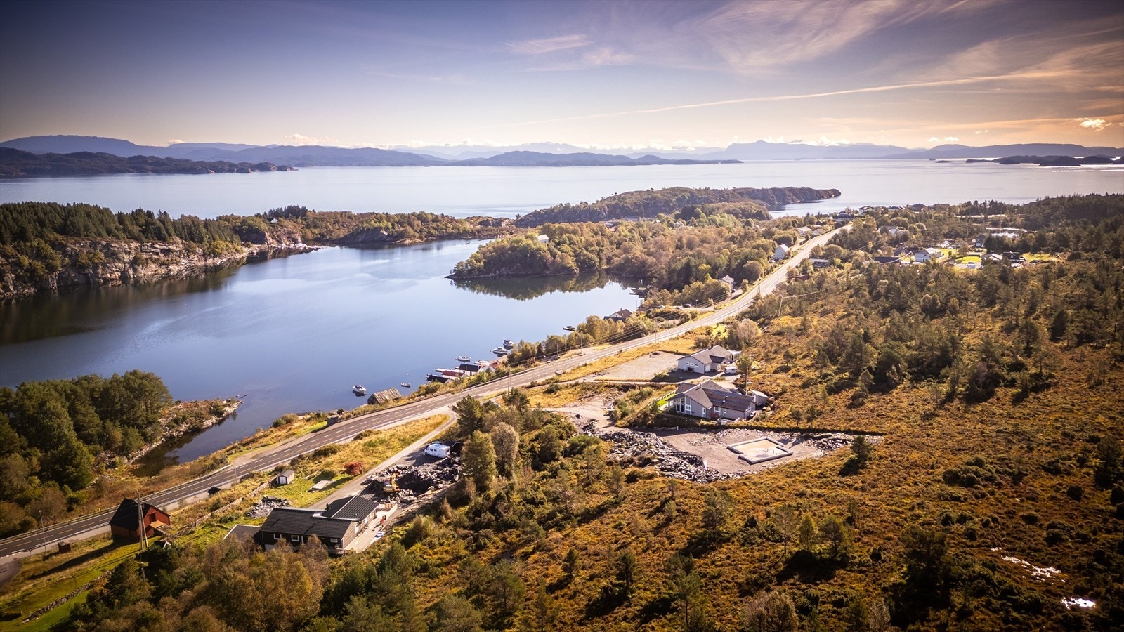 Tomten har en fredelig og solrik beliggenhet i naturskjønne omgivelser på Klokkarvik, omgitt av sjø, skog og vakker vestlandsnatur. Galleribilde