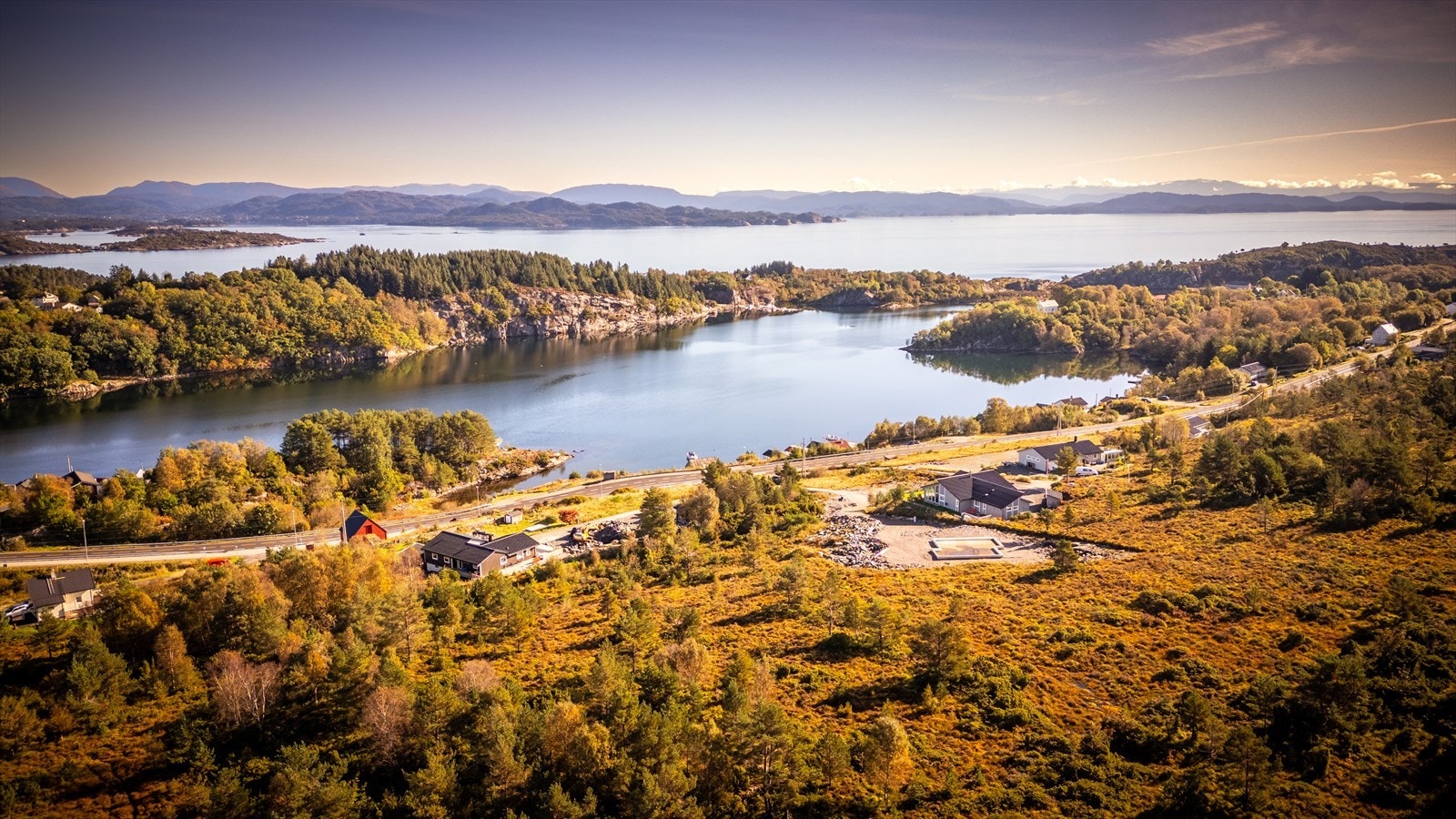 Fra eiendommen har du nydelig utsikt mot fjorden og kort vei til sjøen, flotte badeplasser og kyststier som innbyr til både rekreasjon og turer året rundt. Galleribilde