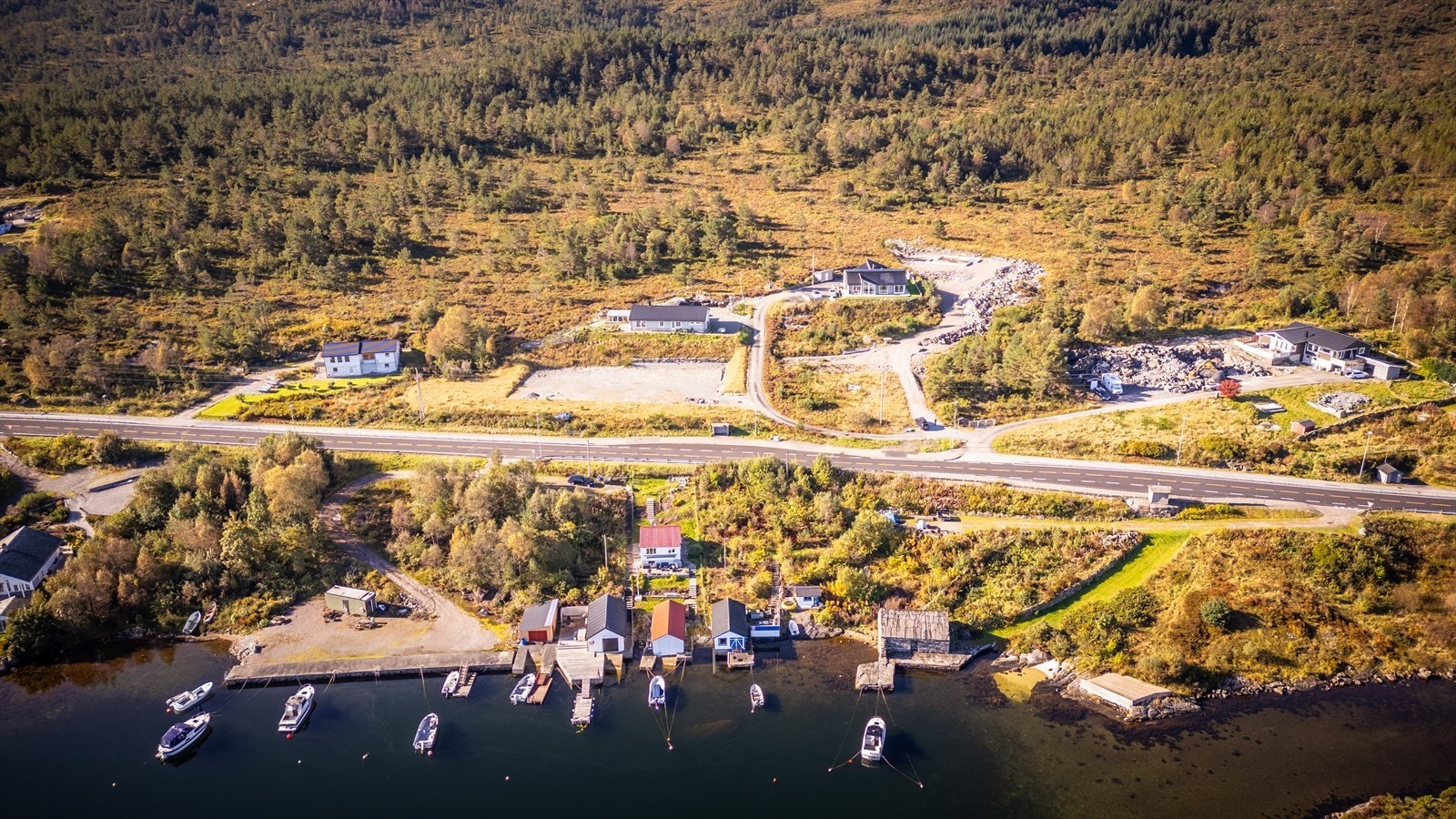 Det er kort vei til skoler og barnehager - blant annet Klokkarvik barnehage kun 5 minutter unna med bil, og både Skogsvåg og Stranda skule, samt Sund ungdomsskule nås på under 10 minutter. Galleribilde