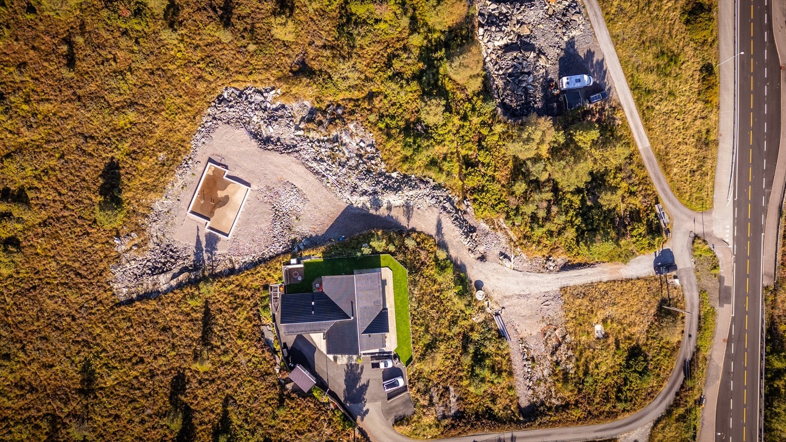 Arealformålet på tomten er boligbebyggelse. Det er tidligere gitt godkjenning fra kommunen for oppføring av hus på grunnsålen. Galleribilde