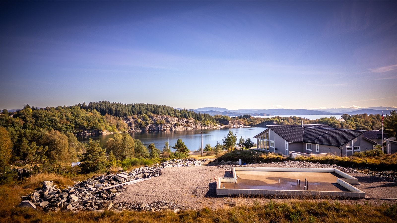 Det er opparbeidet vei på tomten, som er ferdigstilt til asfaltering. Galleribilde