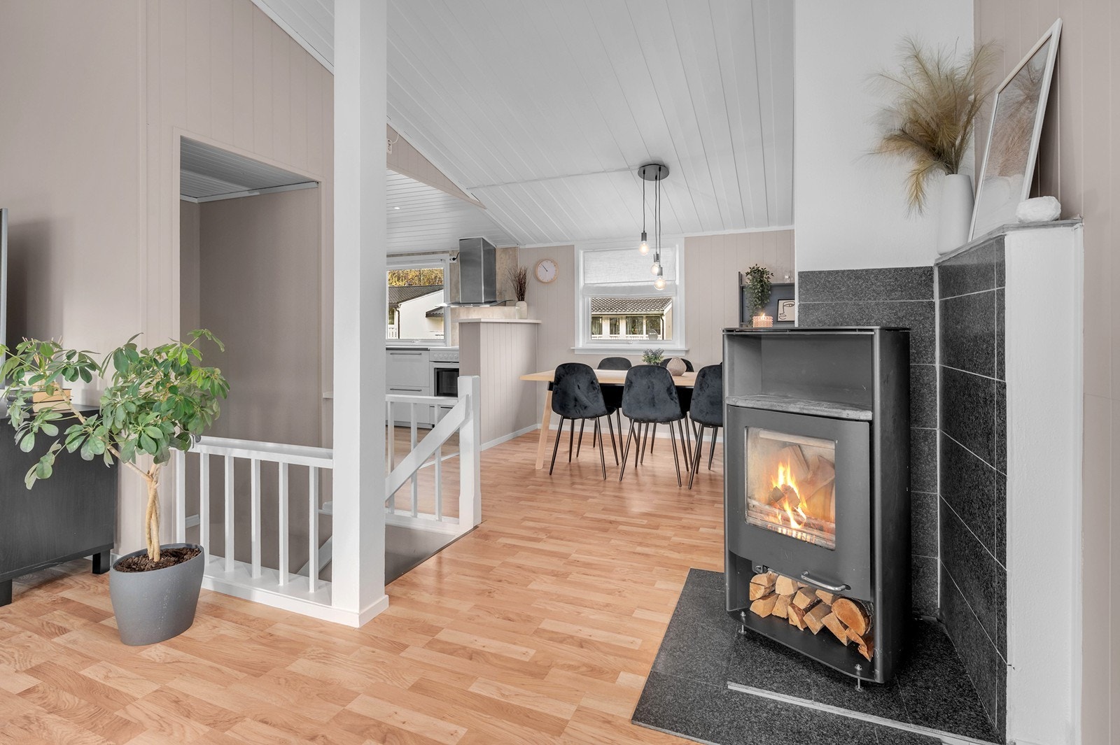 Vedfyrt ovn som varmer godt om det fyres. Det er også varmepumpe i boligen. Galleribilde