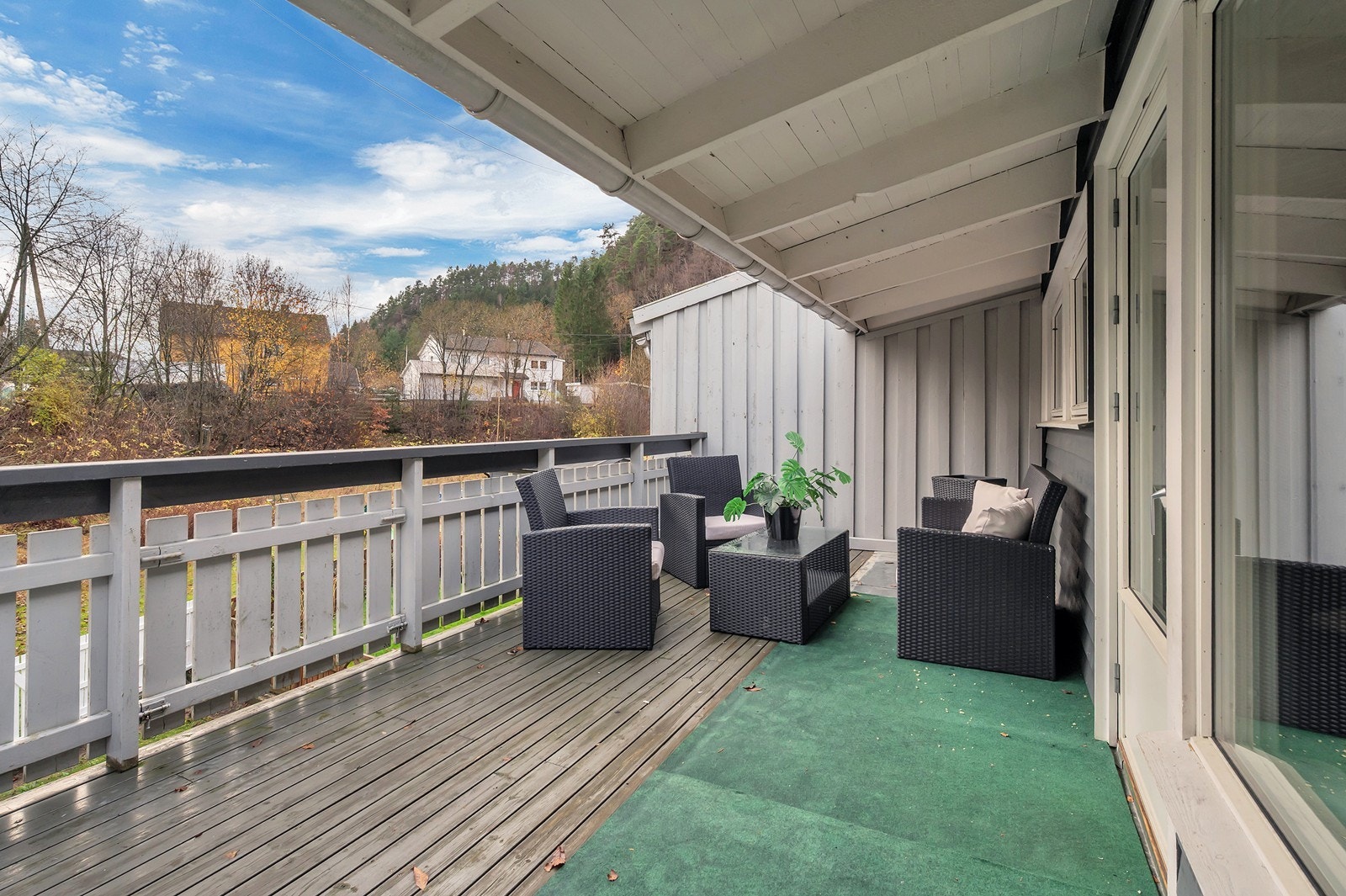 Direkte adgang til veranda fra stue. Romslig med plass til sittegrupper, grill m.m. Galleribilde