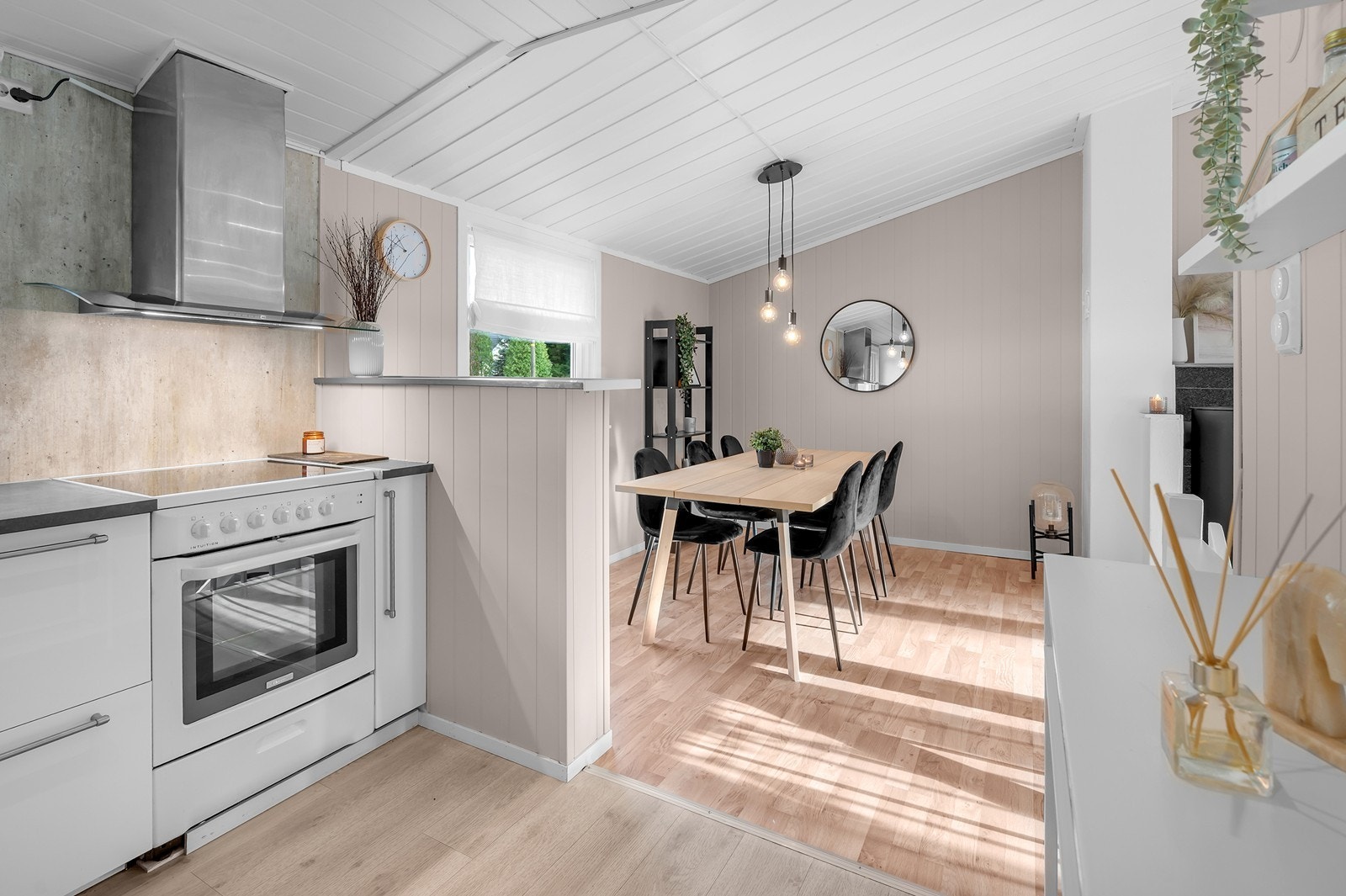 Det er god plass til spisebord og stoler ved kjøkken. Galleribilde