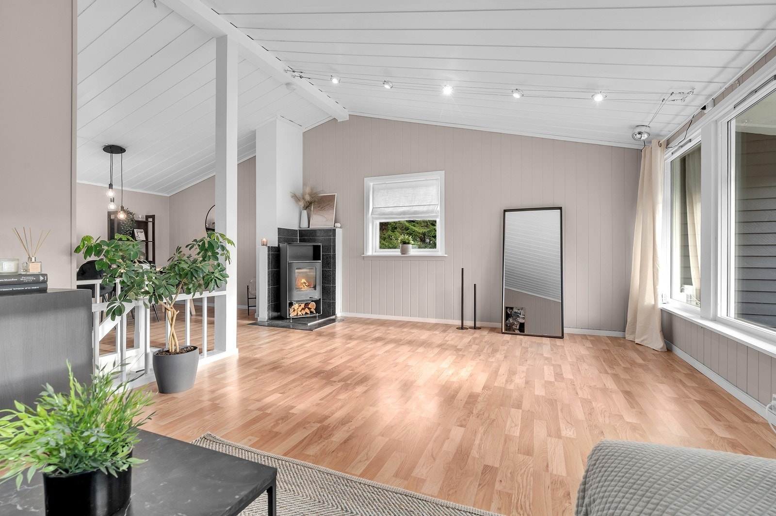 Stue med god takhøyde og store vindusflater som gir rikelig med lysinnslipp. Galleribilde