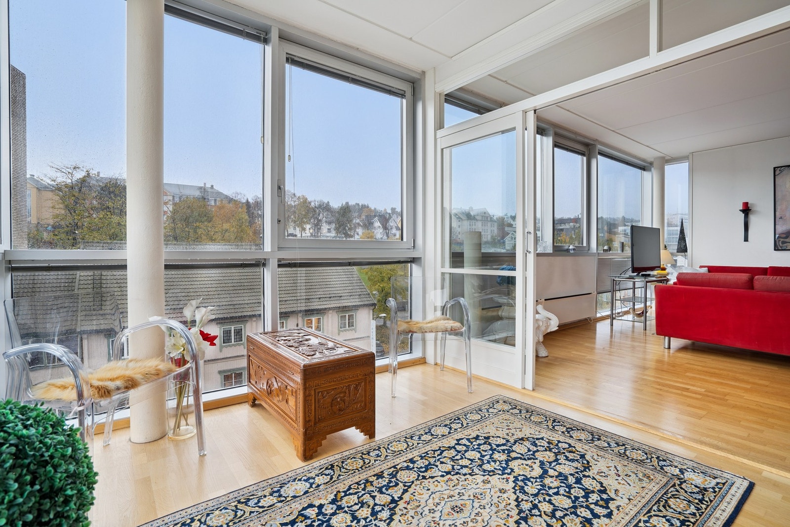 Stue med direkte adkomst ut til vinterhage Galleribilde