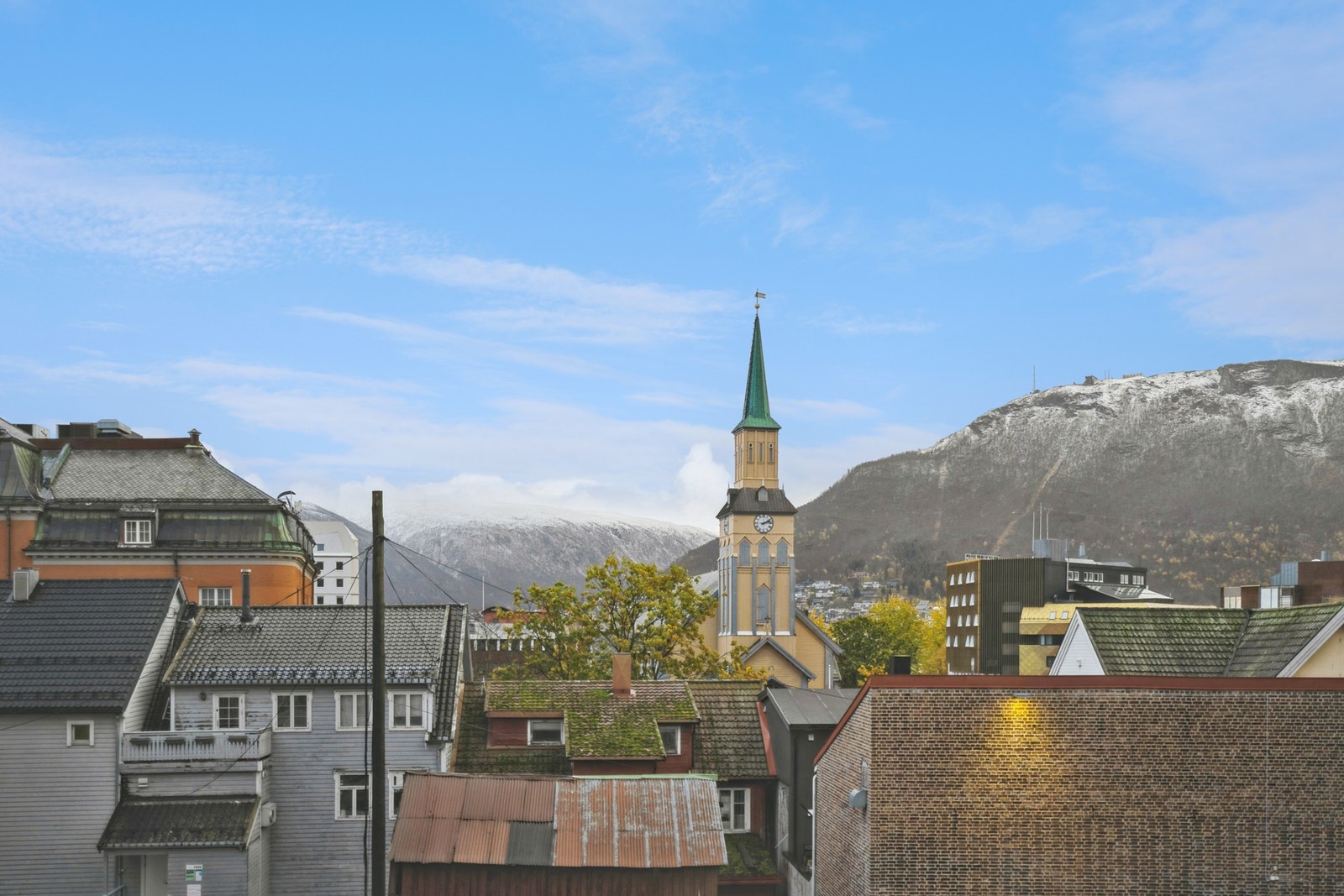 Velkommen toil Vestregata 23!
Stor sør/vest vendt 4 roms leilighet midt i Tromsø sentrum med garasjeplass og vinterhage Galleribilde