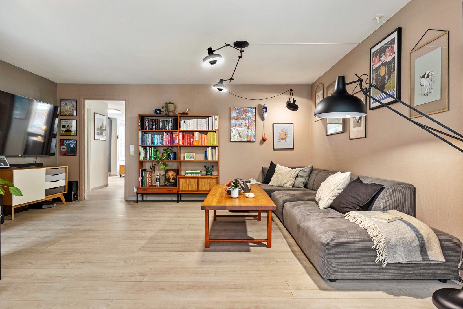 Gulvet er belagt med moderne høytrykkslaminat med varmefolie som gir lun komfort året gjennom. Galleribilde