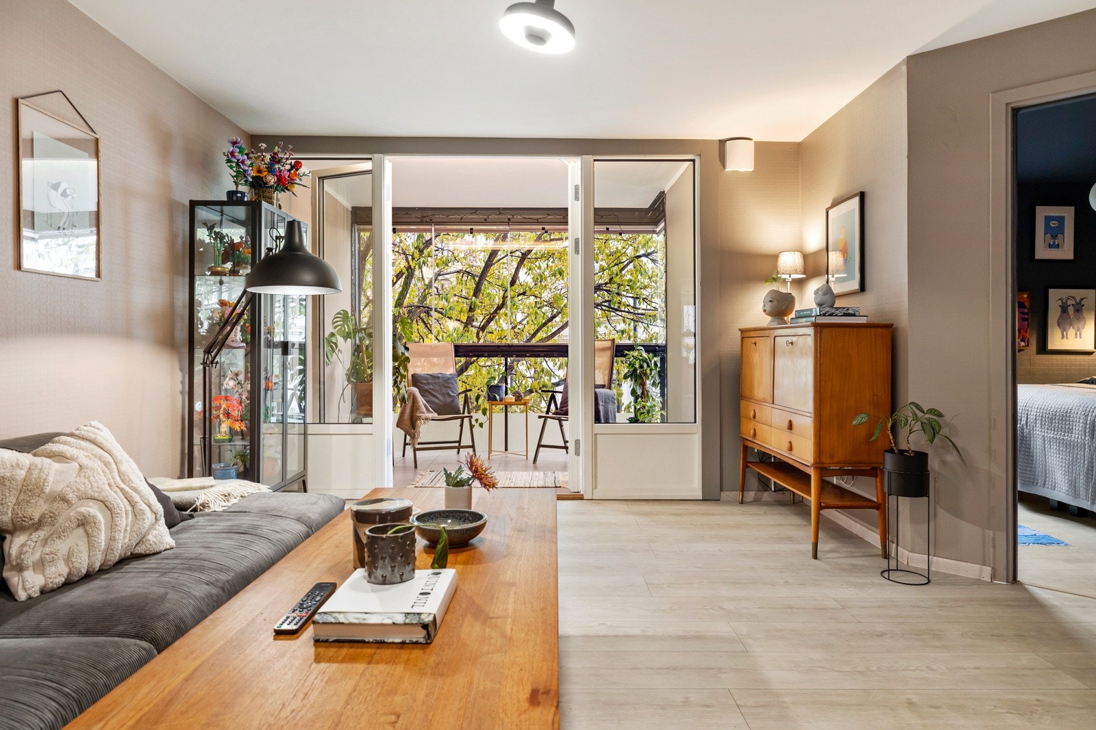 De store vindusflatene slipper inn rikelig med dagslys og gir hyggelig utsikt. Galleribilde