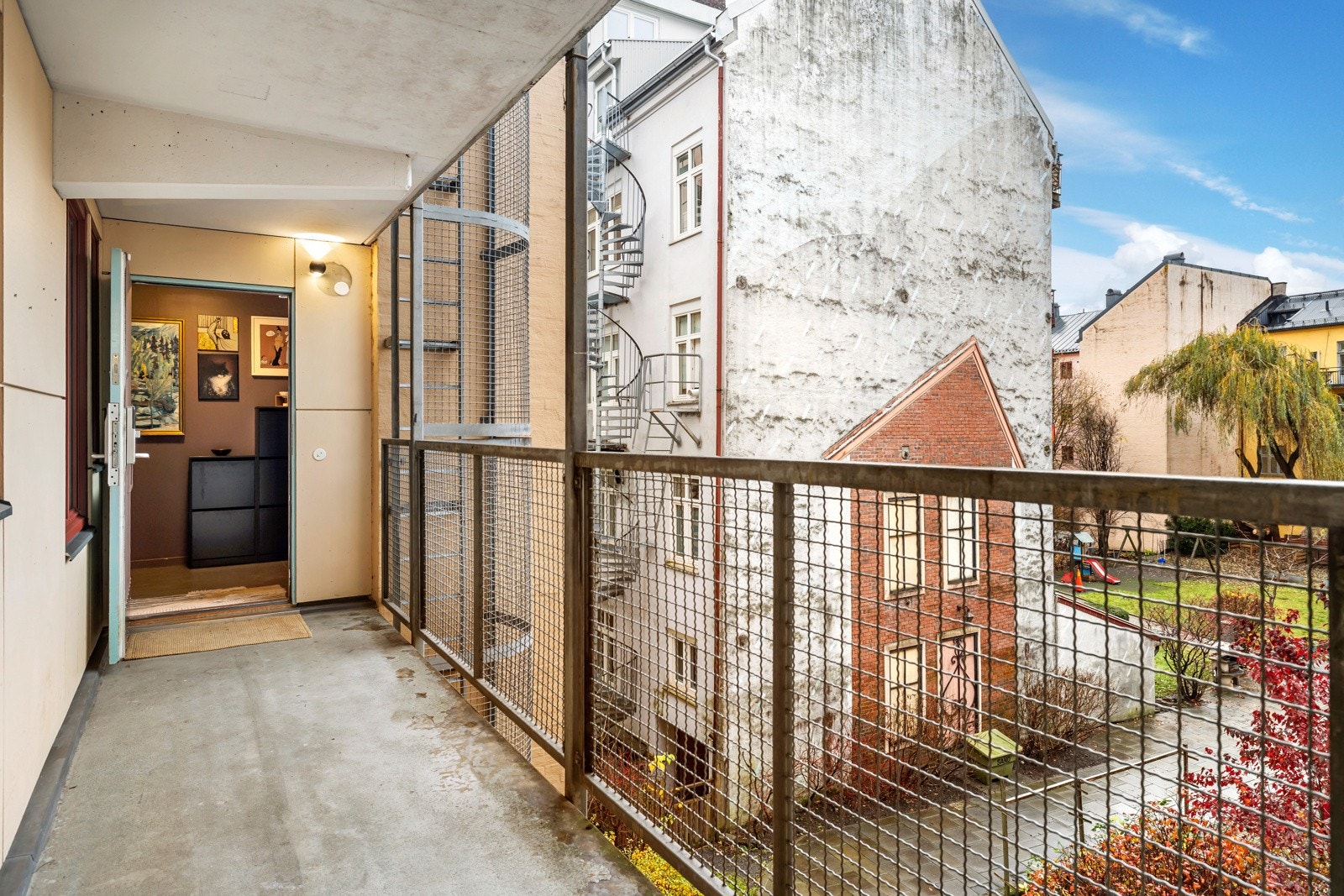 Leiligheten har adkomst via en svalgang som vender mot bakgården. Galleribilde