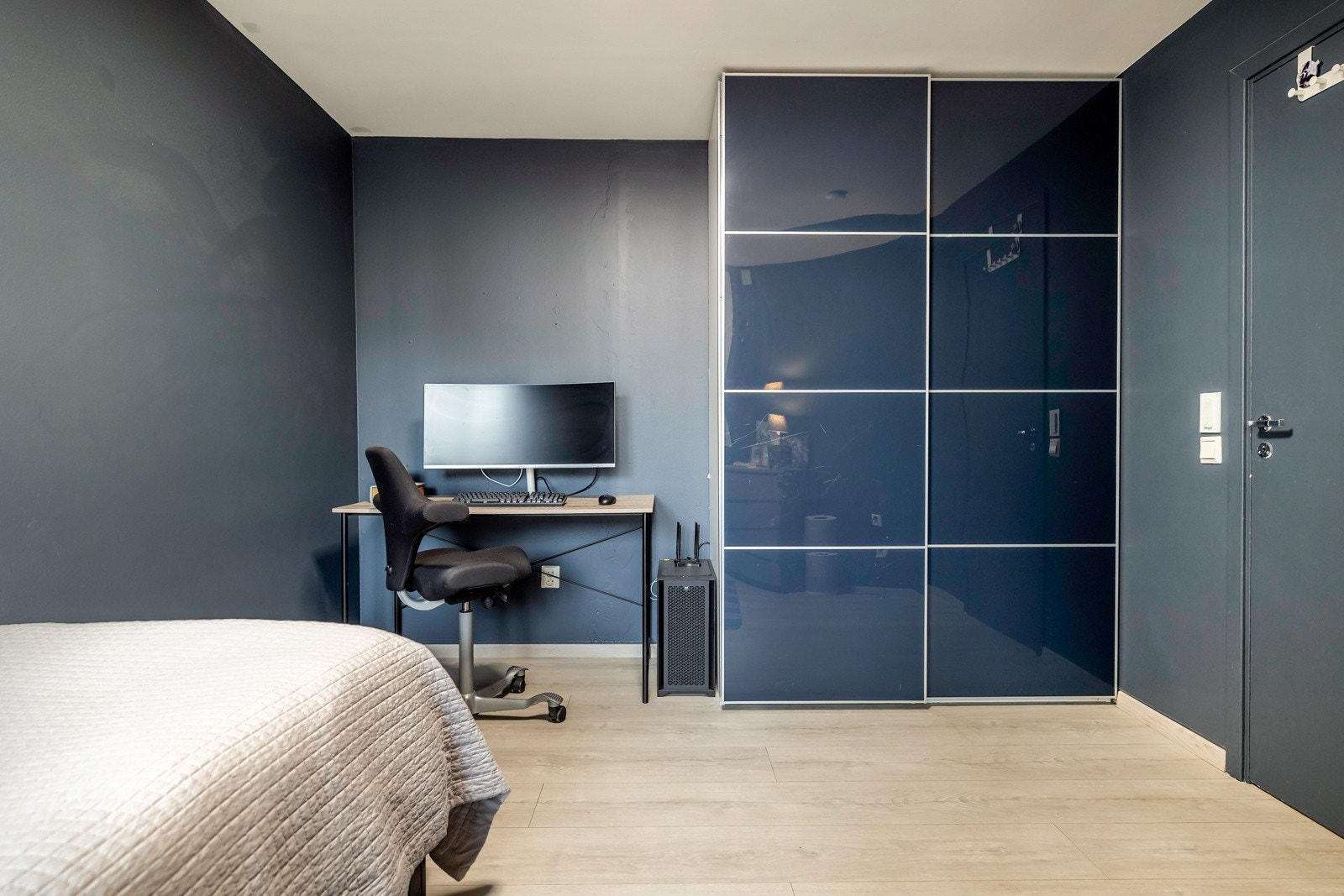 Rommet er innredet med en skyvedørsgarderobe som gir god oppbevarinfgsplass. Galleribilde