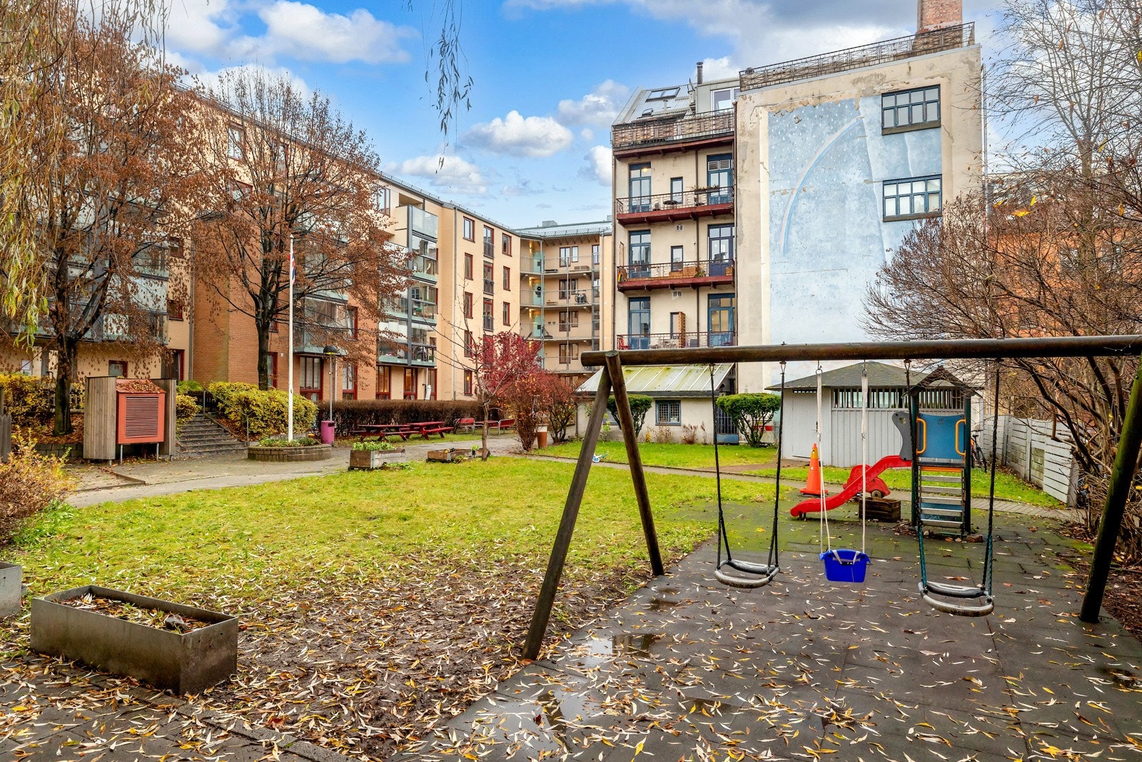 I bakgården finner du hyggelige fellesområder med grøntarealer, sittegrupper og en felles grillplass som brukes flittig av beboerne i borettslaget. Galleribilde