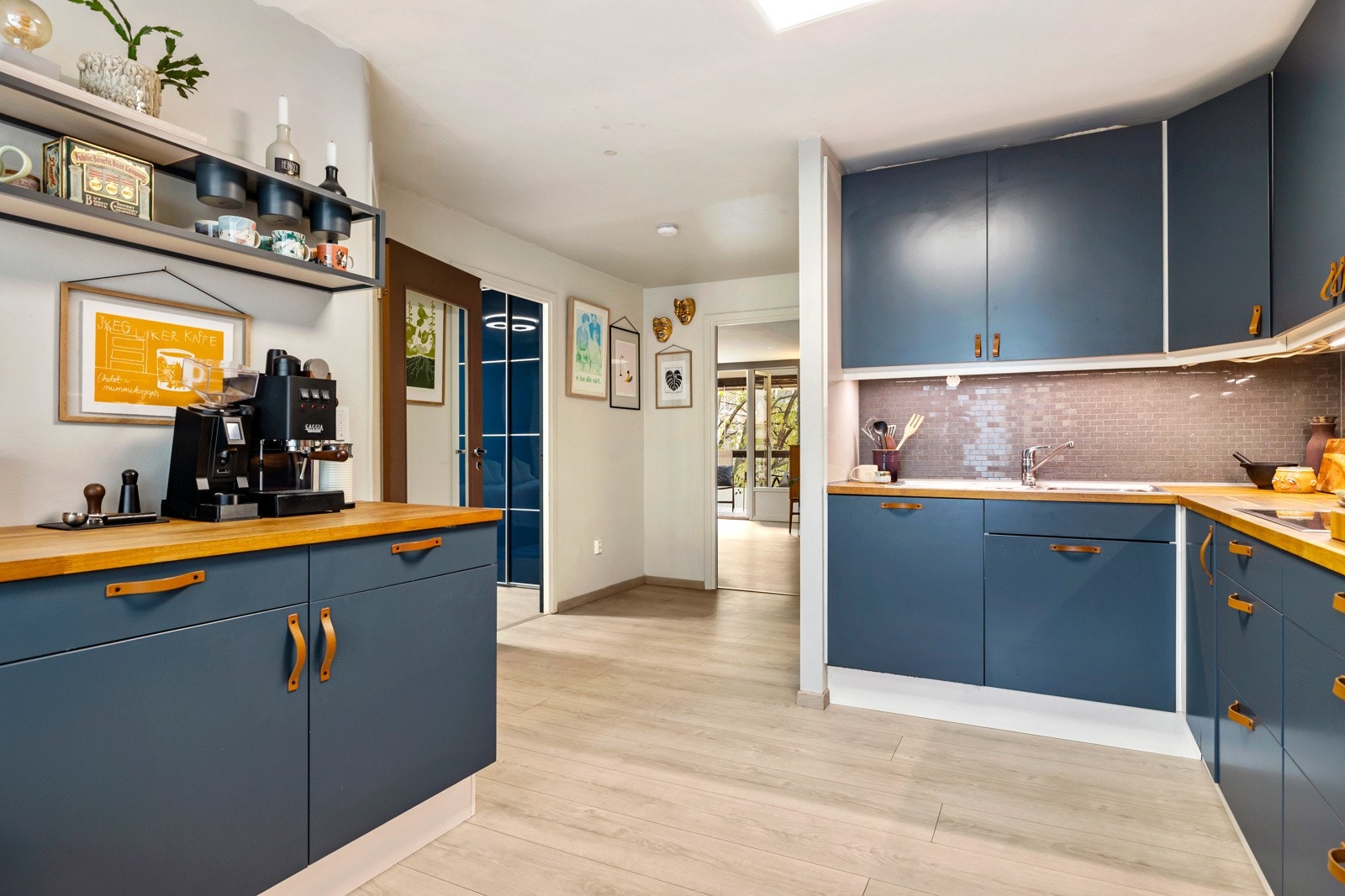 Det er rikelig med benkeplass, perfekt for en egen kaffestasjon eller andre praktiske soner. Galleribilde