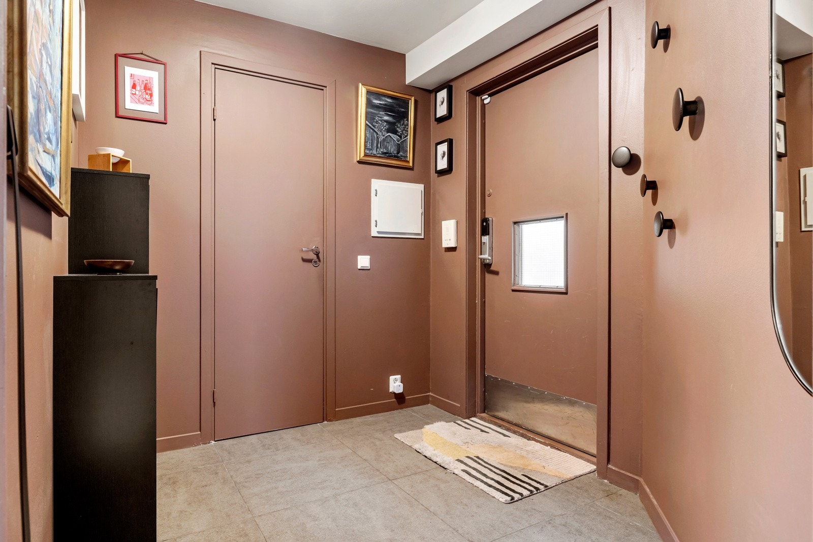 Entréen ønsker deg velkommen med flislagt gulv og god plass til oppbevaring av sko og yttertøy. Herfra har du adkomst til en praktisk innvendig bod som i dag benyttes til både vinskap og fryser, et fleksibelt rom som enkelt kan tilpasses ulike behov. Galleribilde