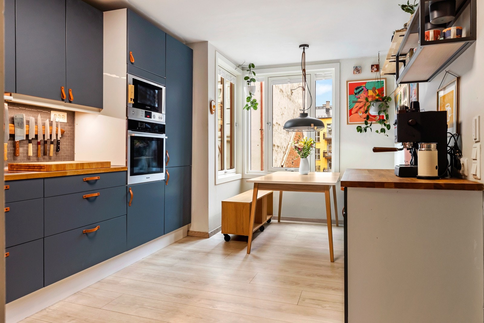 Kjøkkenet fremstår som et gjennomtenkt og funksjonelt rom med en moderne og personlig utforming. Galleribilde