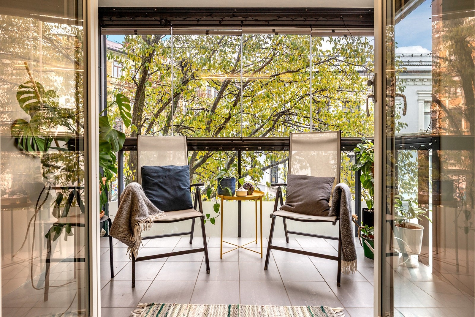 Her har vi gleden av å presentere en gjennomgående 3-roms leilighet med store rom og en lun innglasset balkong, med varmekabler som fungerer som en naturlig forlengelse av stuen. Galleribilde