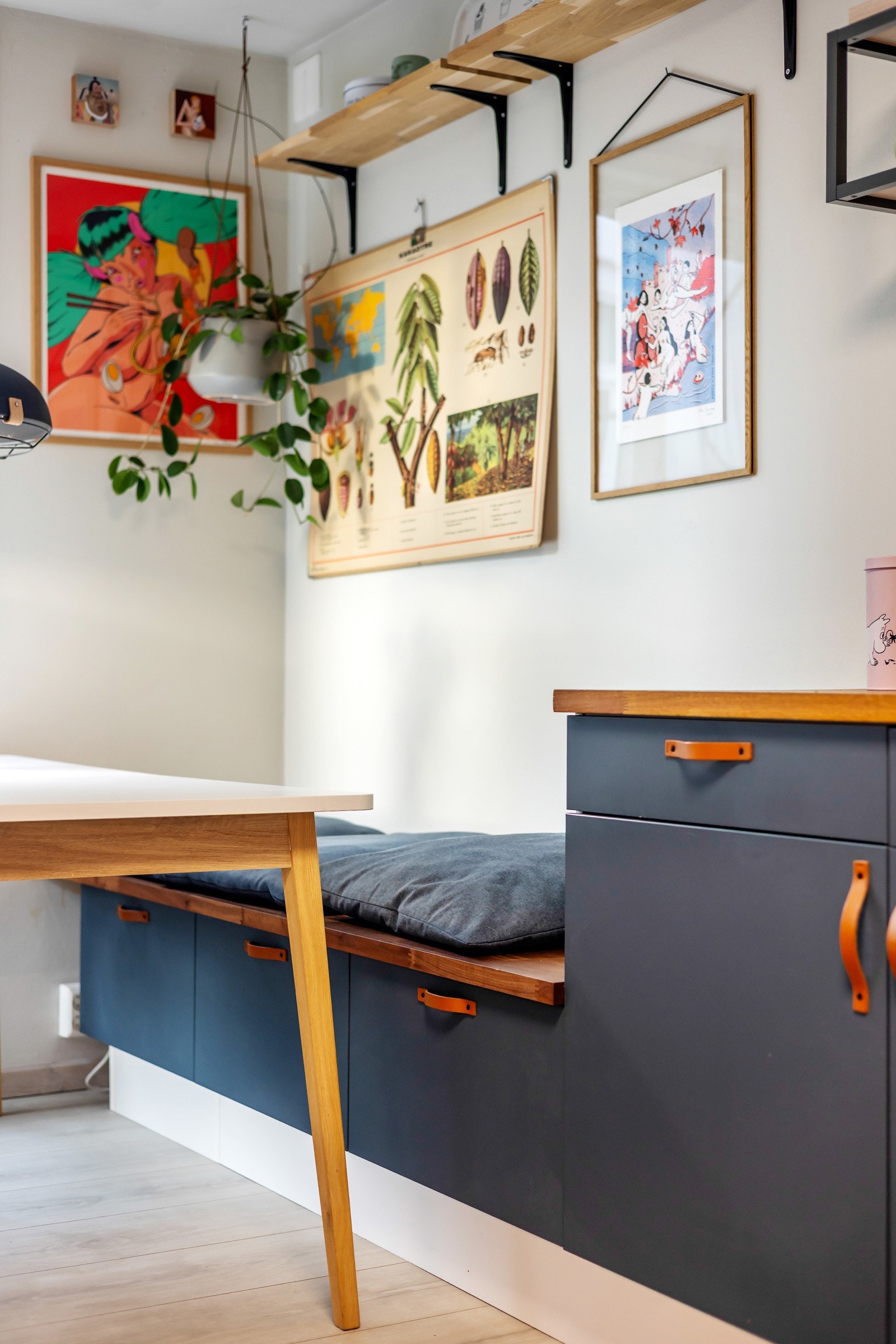 Den plassbygde sittebenken i hjørnet gjør rommet ekstra sosialt og arealeffektivt. Galleribilde