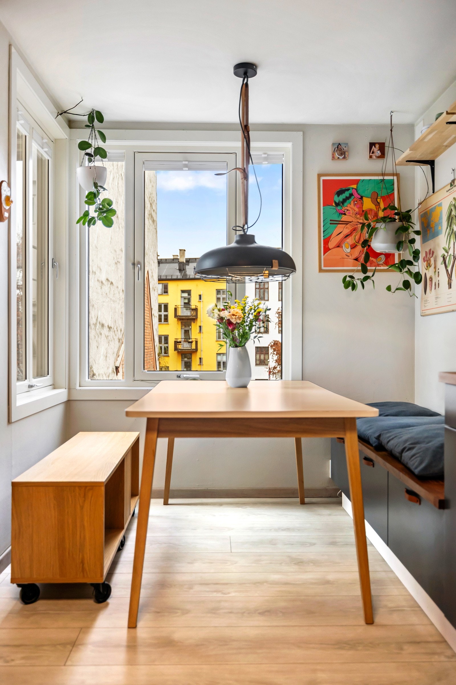 Gulvet har varmefolie som gir en jevn og behagelig varme, og de store vinduene gir rommet et naturlig lysinnslipp gjennom store deler av dagen. Samt at vinduene har tilpasset solskjerming. Galleribilde