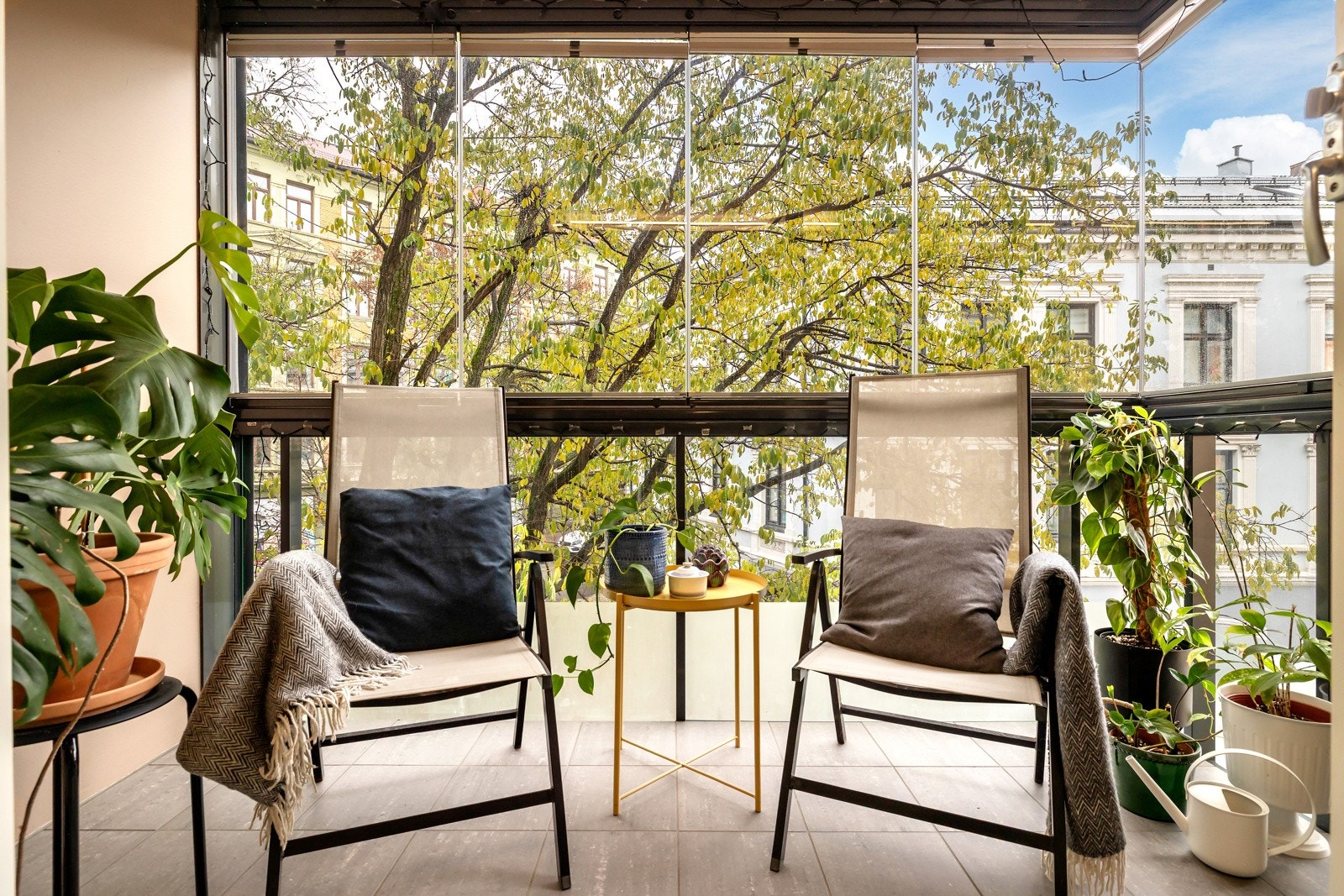 Balkongen har flislagt gulv med varmekabler og strømuttak på veggen, noe som gjør den like anvendelig året rundt. Galleribilde