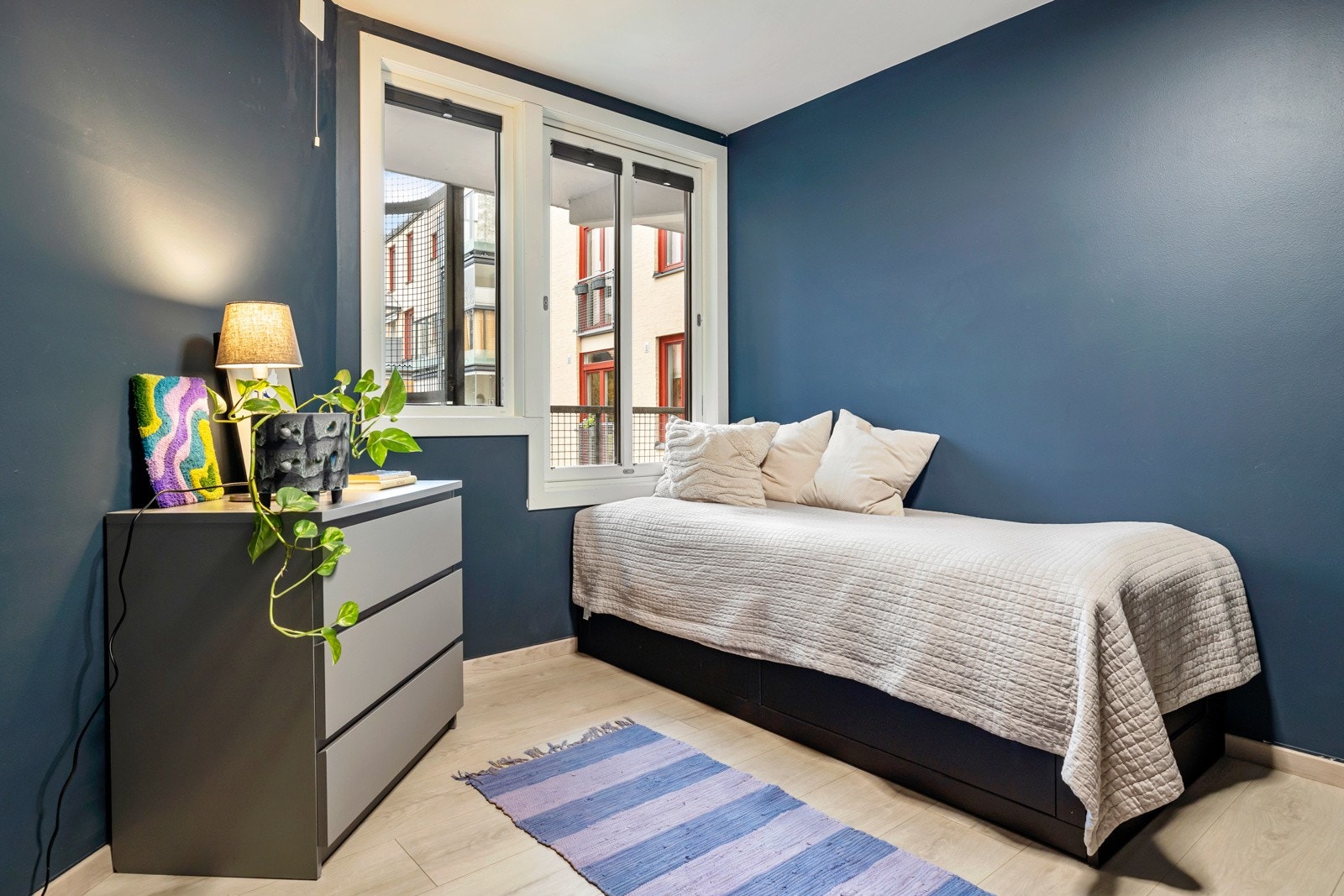 Det andre soverommet vender mot den rolige bakgården og har en praktisk skyvedørsgarderobe. Galleribilde