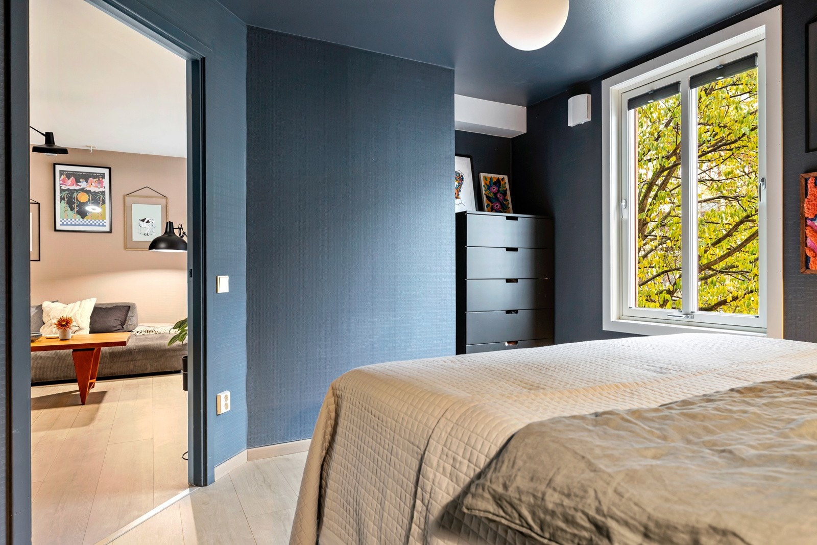 Rommet har store vinduer som slipper inn godt med dagslys. Galleribilde