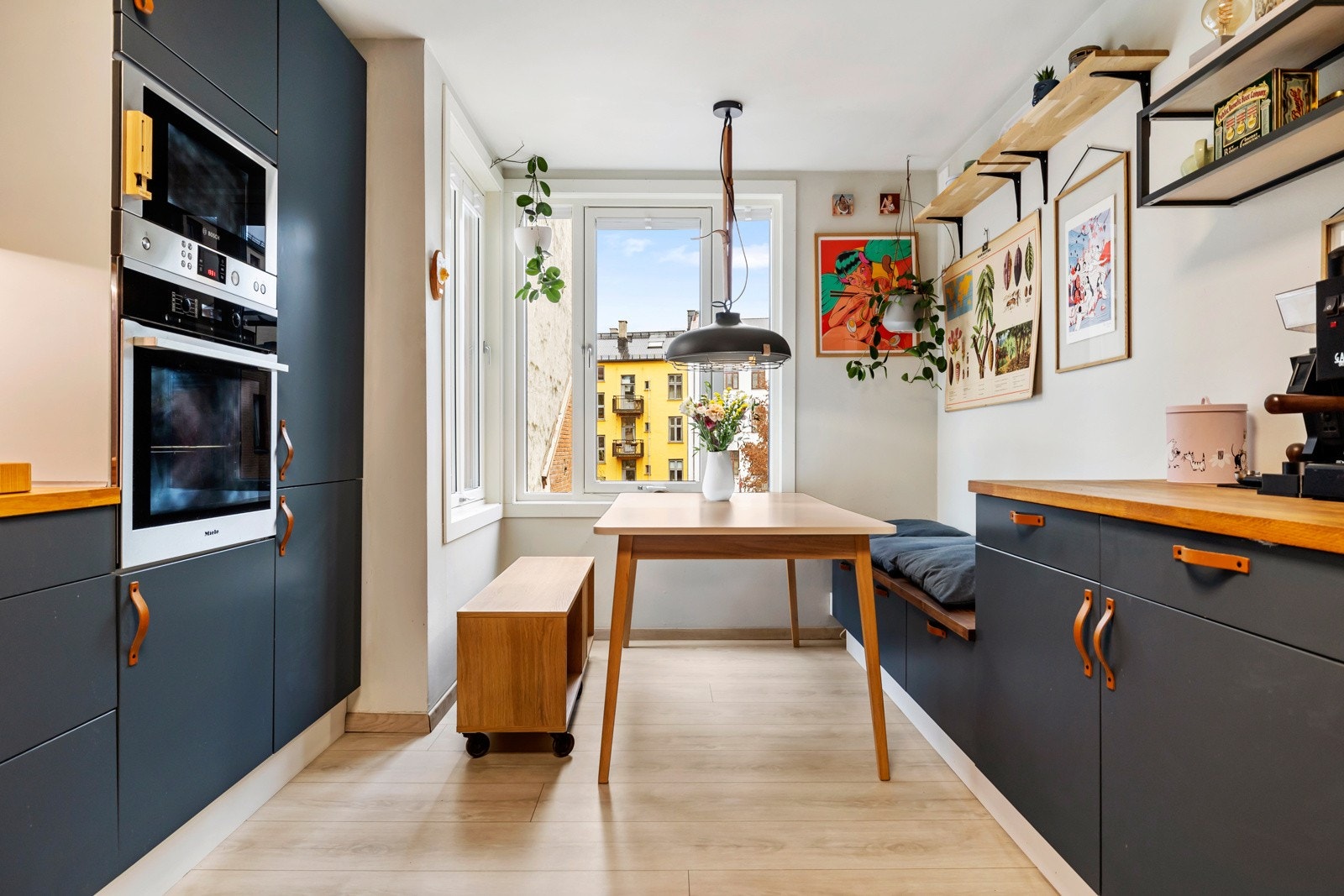 Kjøkkenet er godt utnyttet med rikelig skap- og benkeplass samt integrerte hvitevarer som stekeovn, mikrobølgeovn kjøl/frys og oppvaskmaskin. Galleribilde