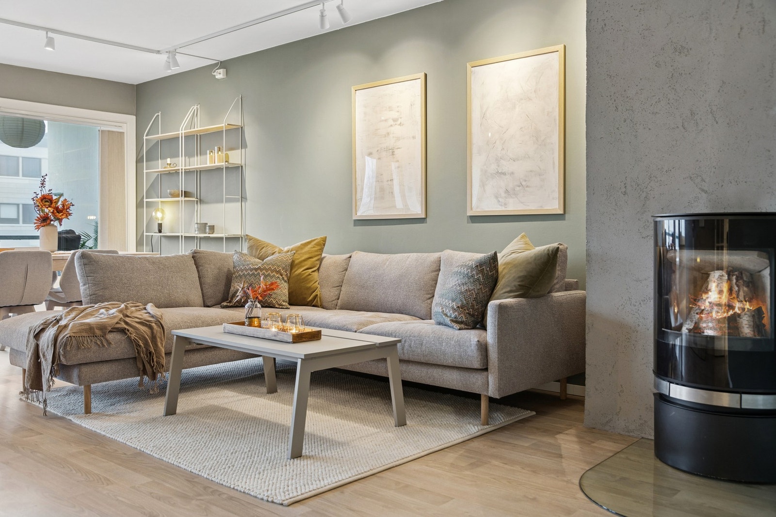 Fra stuen er det utgang til en balkong som måler 12 kvm. Galleribilde