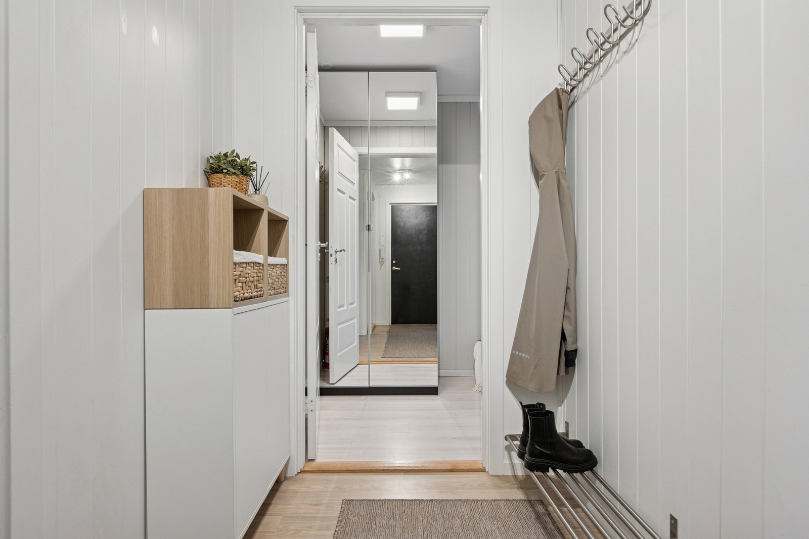 Her får du en funksjonell gang med plass til alt fra sko til jakker og mer. Galleribilde