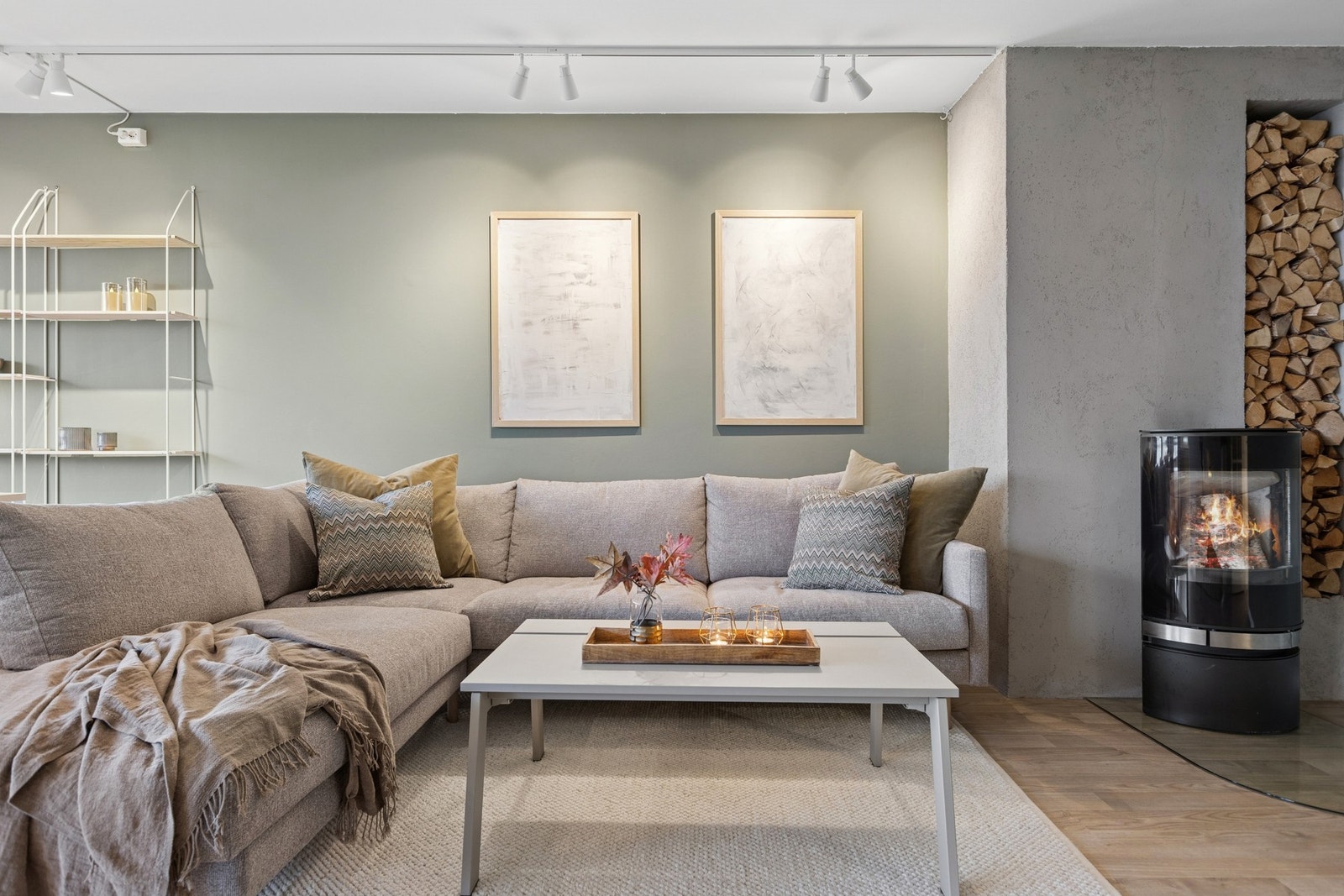 Lys og romslig stue byr på god plass til både sittegruppe og tilhørende møblement. Galleribilde