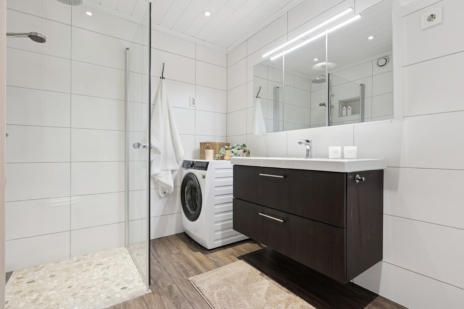 Baderommet er utstyrt med gulvvarme og opplegg for vaskemaskin. Galleribilde