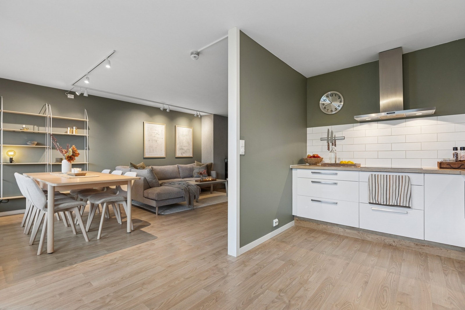 Delvis åpen løsning mellom kjøkken og stue gir både god flyt og praktisk avgrensning. Galleribilde