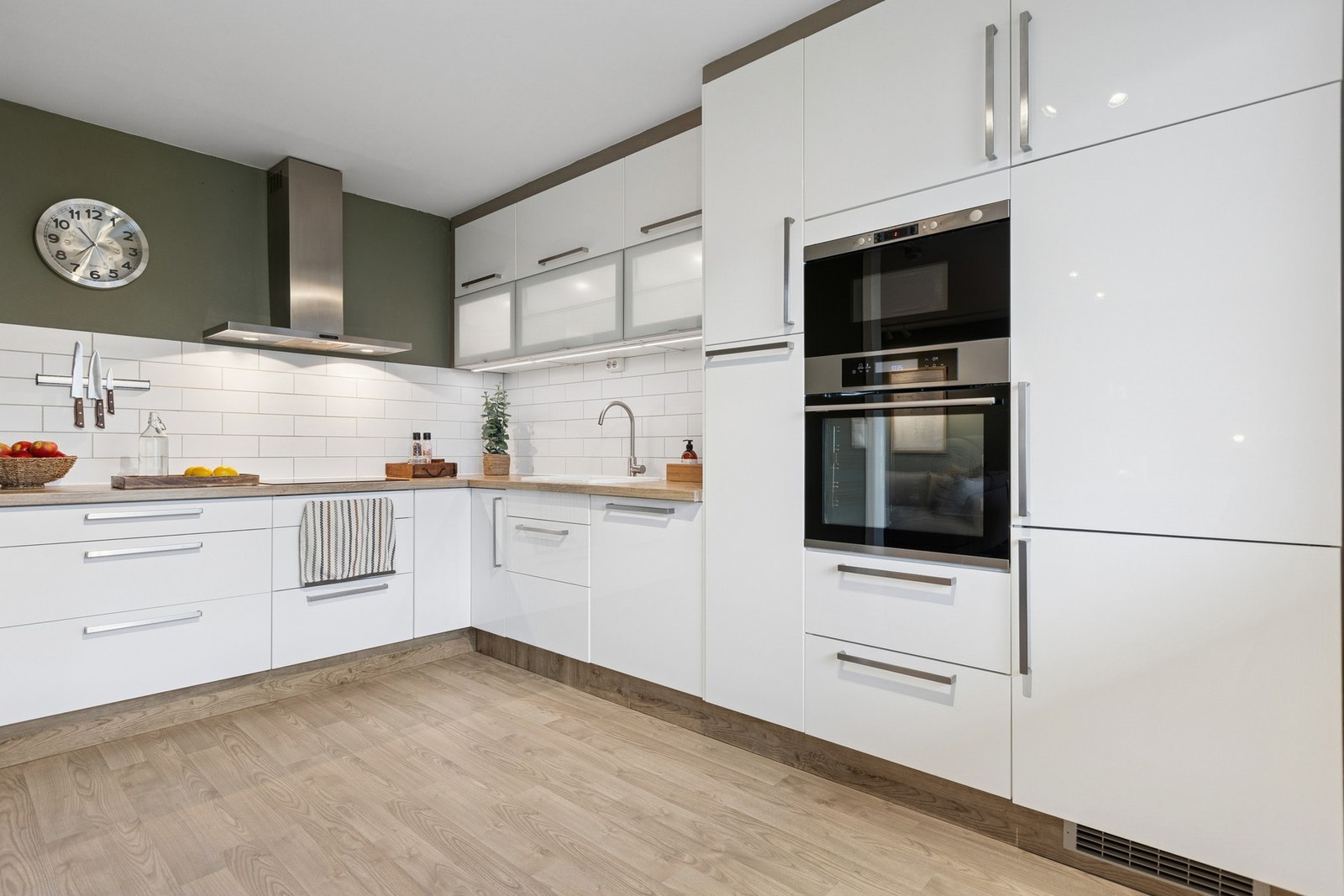 Integrerte hvitevarer og godt med oppbevaringsplass gjør kjøkkenet både funksjonelt og lekkert. Galleribilde