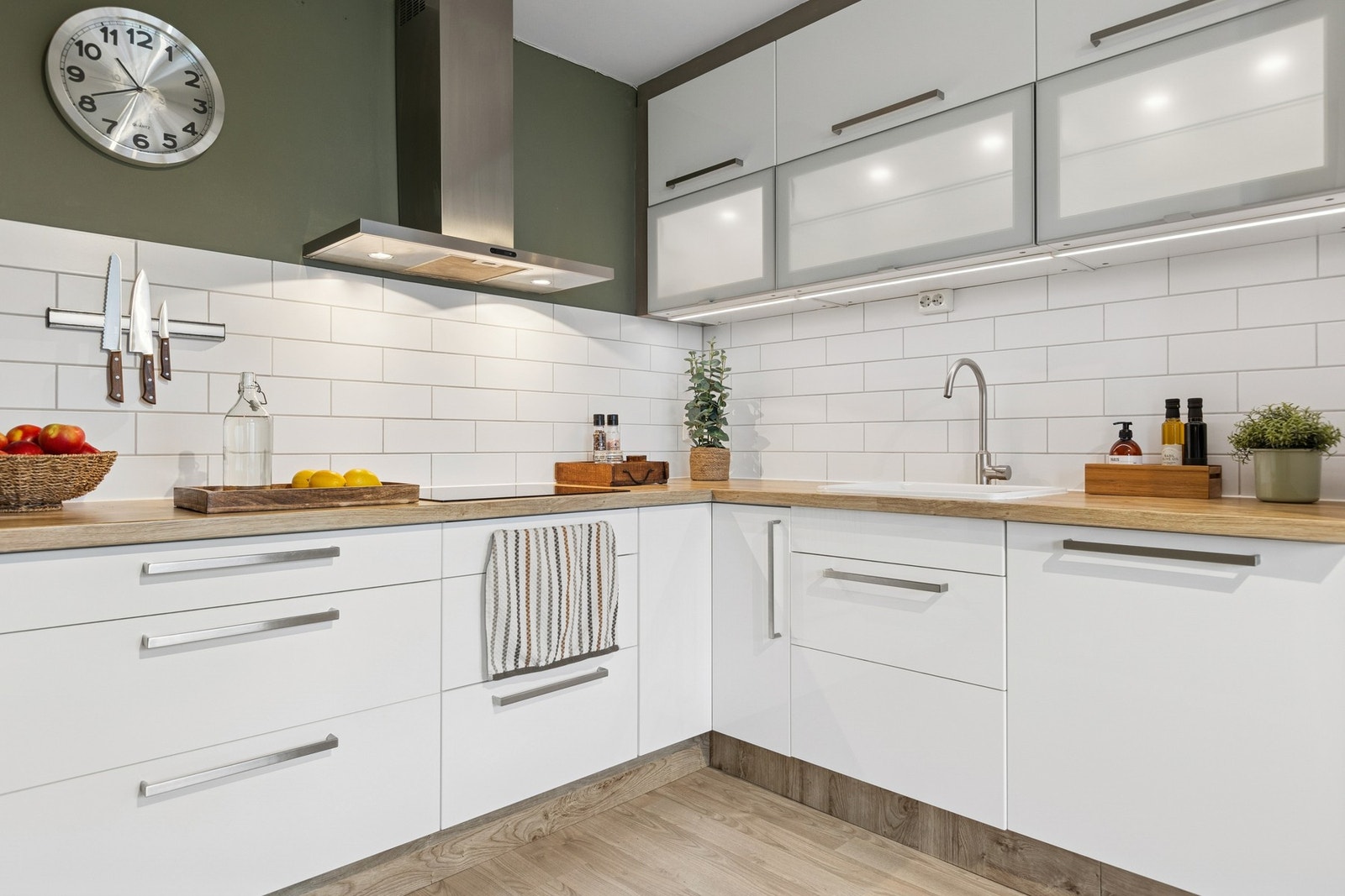 Kjøkkenet kombinerer god plass med moderne og gjennomtenkte detaljer. Galleribilde