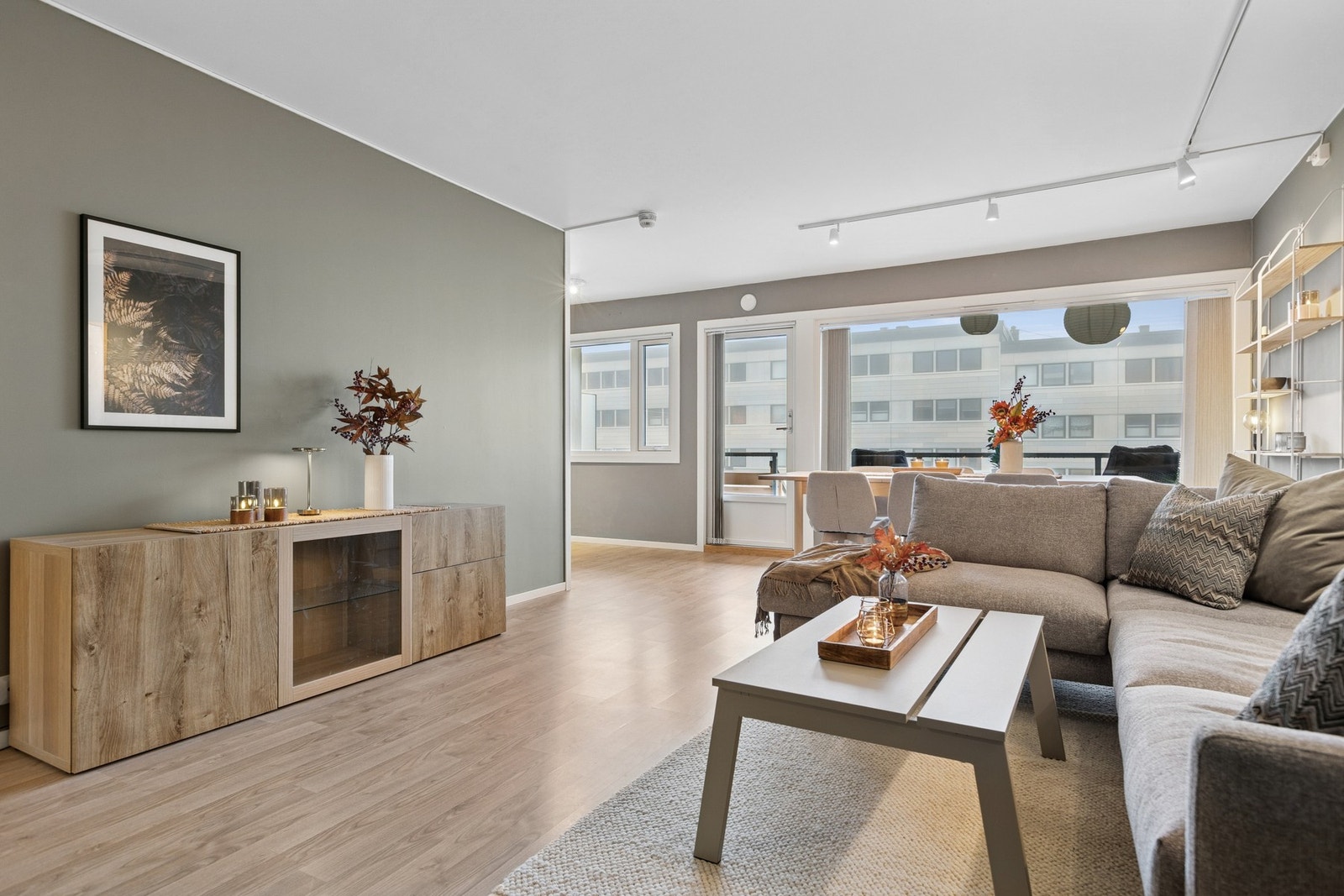 Lys stue med store vindusflater og rikelig med naturlig lys. Galleribilde