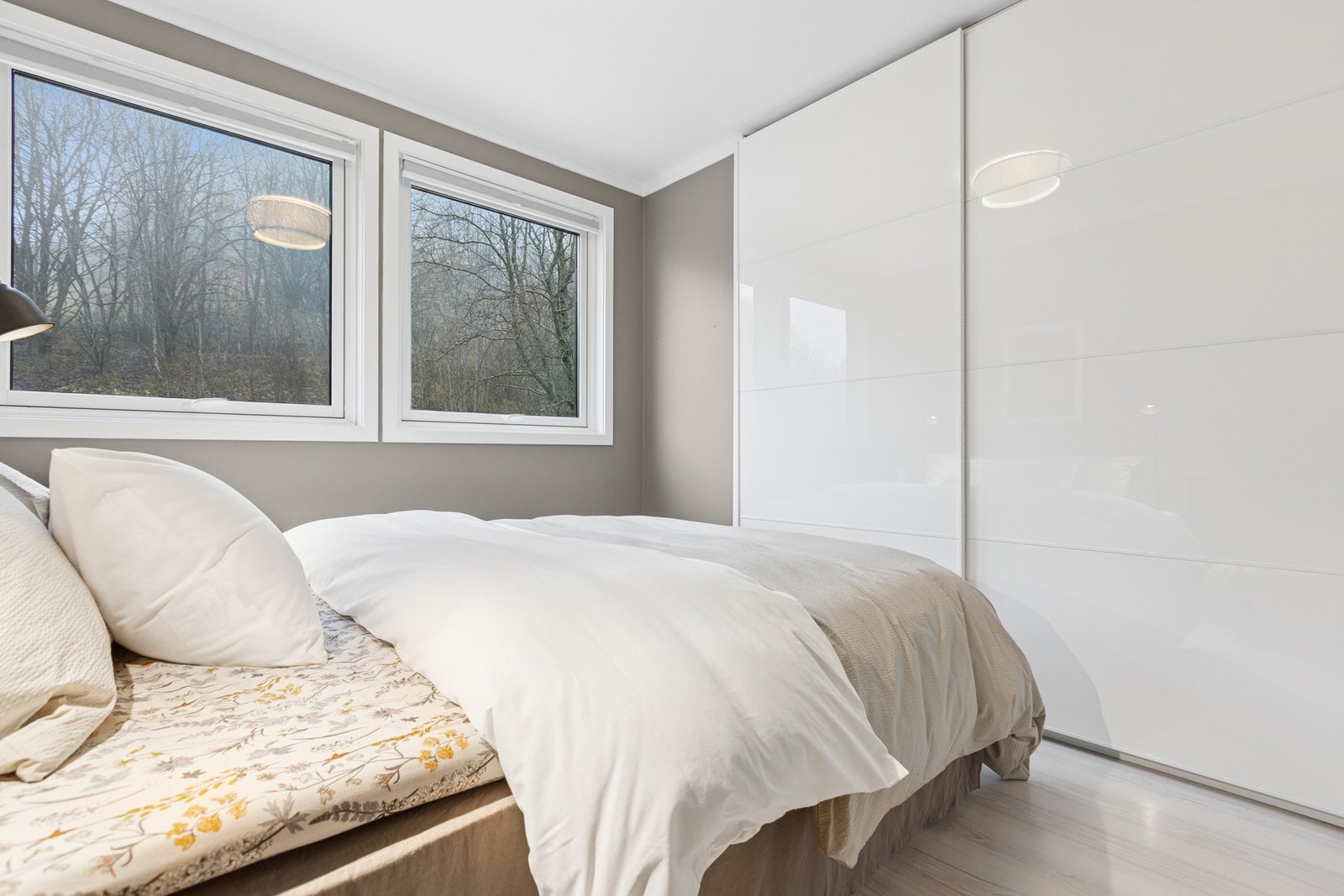 Smart garderobeløsning med skyvedører gir god lagringsplass og et ryddig uttrykk. Galleribilde