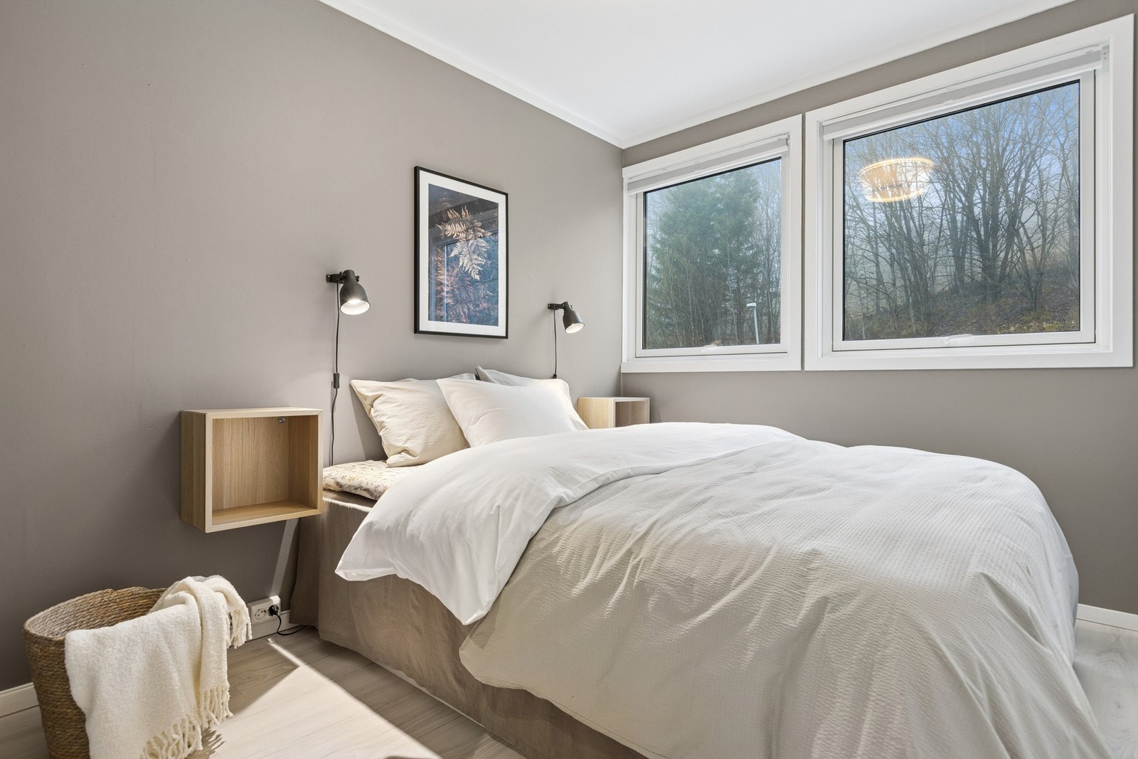 Hovedsoverommet er malt i behagelige farger og har god plass til dobbeltseng og nattbord. Galleribilde