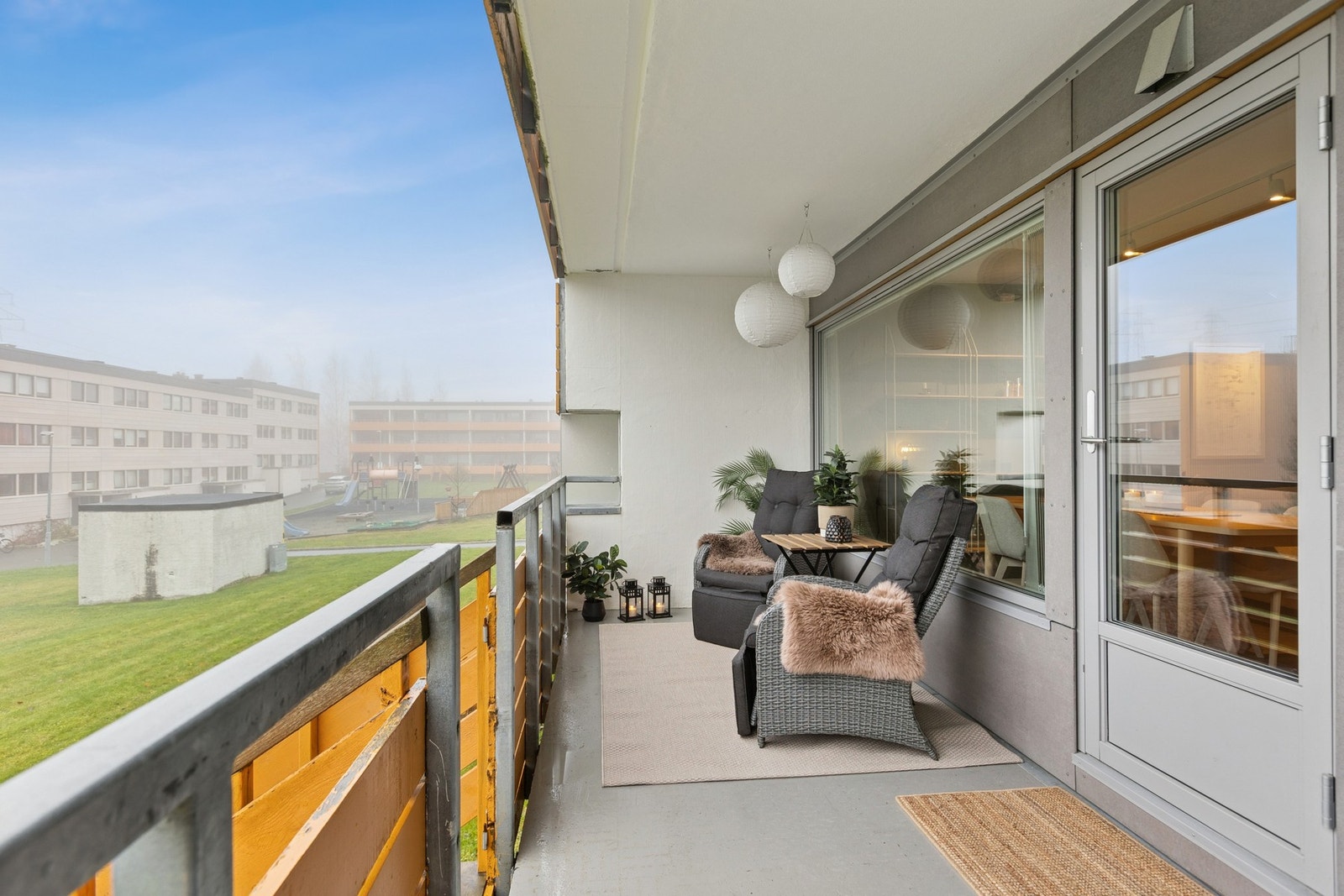 Fra verandaen er det trapp ned til et pent opparbeidet uteområde med lekeplass like ved. Galleribilde