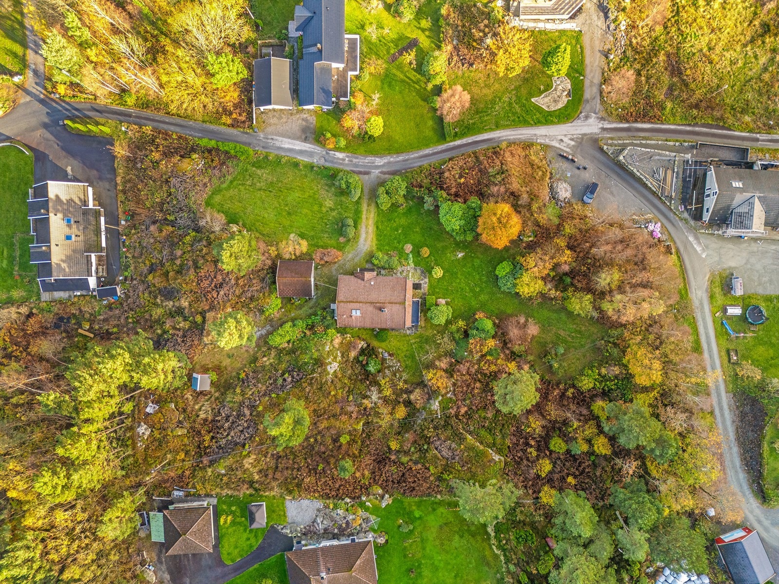 Boligen sett oven ifra. Tomt på over 6000m² Galleribilde