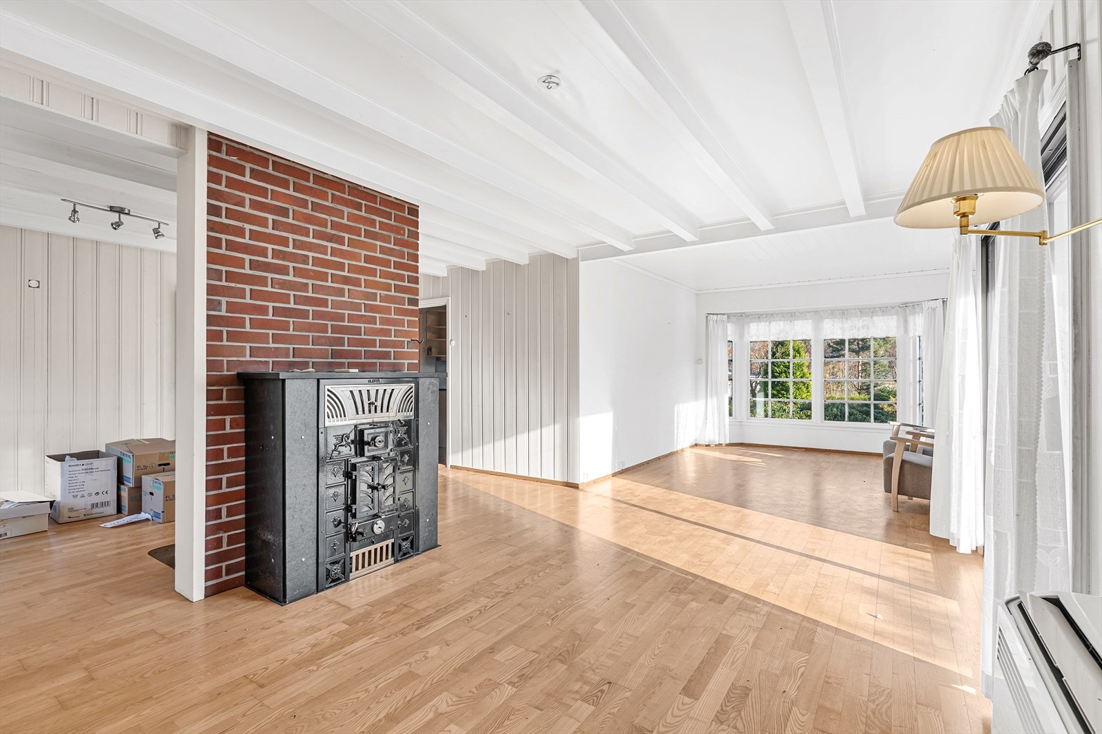 Stor og romslig stue, med vedovn og varmepumpe Galleribilde
