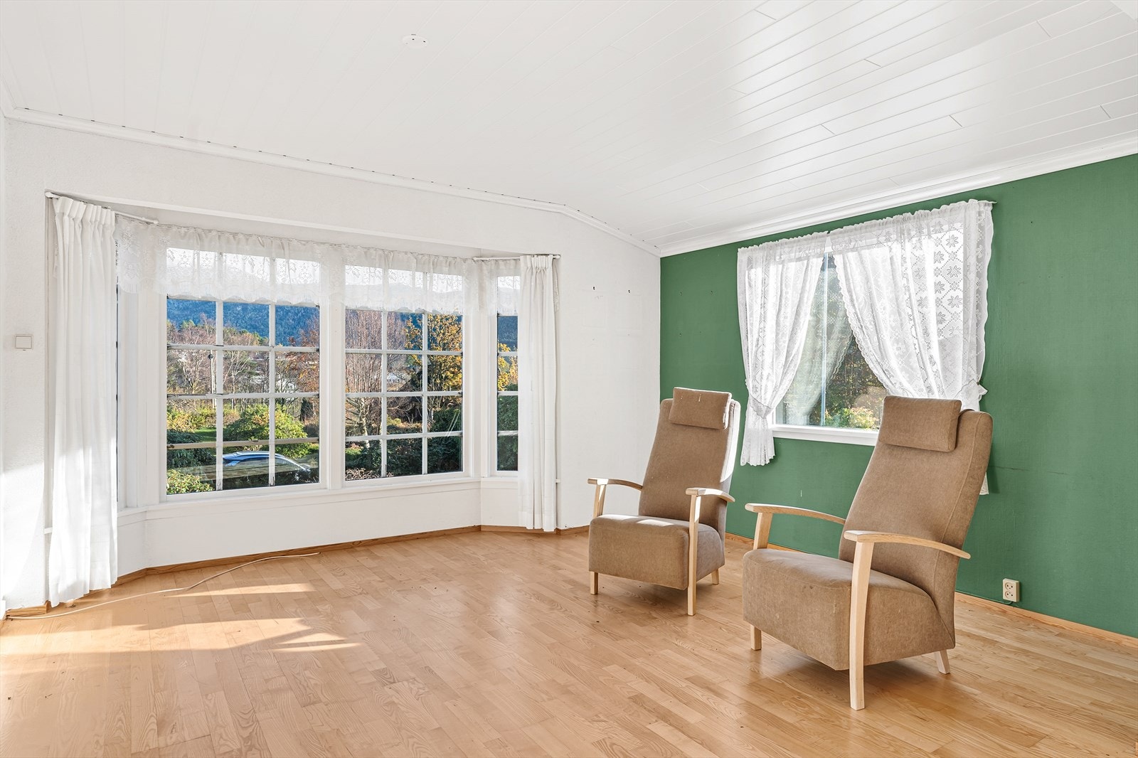 Det er store vindusflater og terrassedør som slipper inn mye dagslys Galleribilde