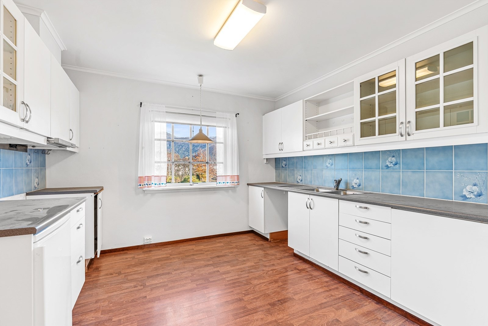 Kjøkken med glatte fronter. Benkeplate av laminat Galleribilde