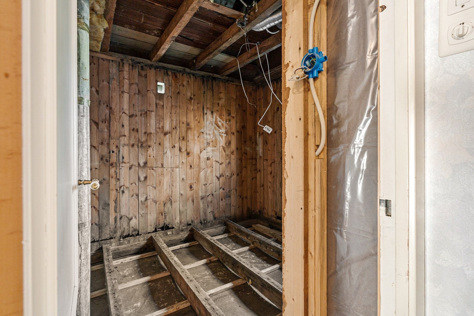 Vannskade på soverom. Overflater må tilbakeføres. Galleribilde