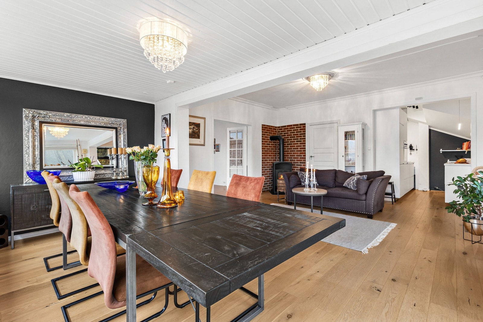 Hovedstuen har åpen kjøkkenløsning og god plass til både sofa og spisebord Galleribilde