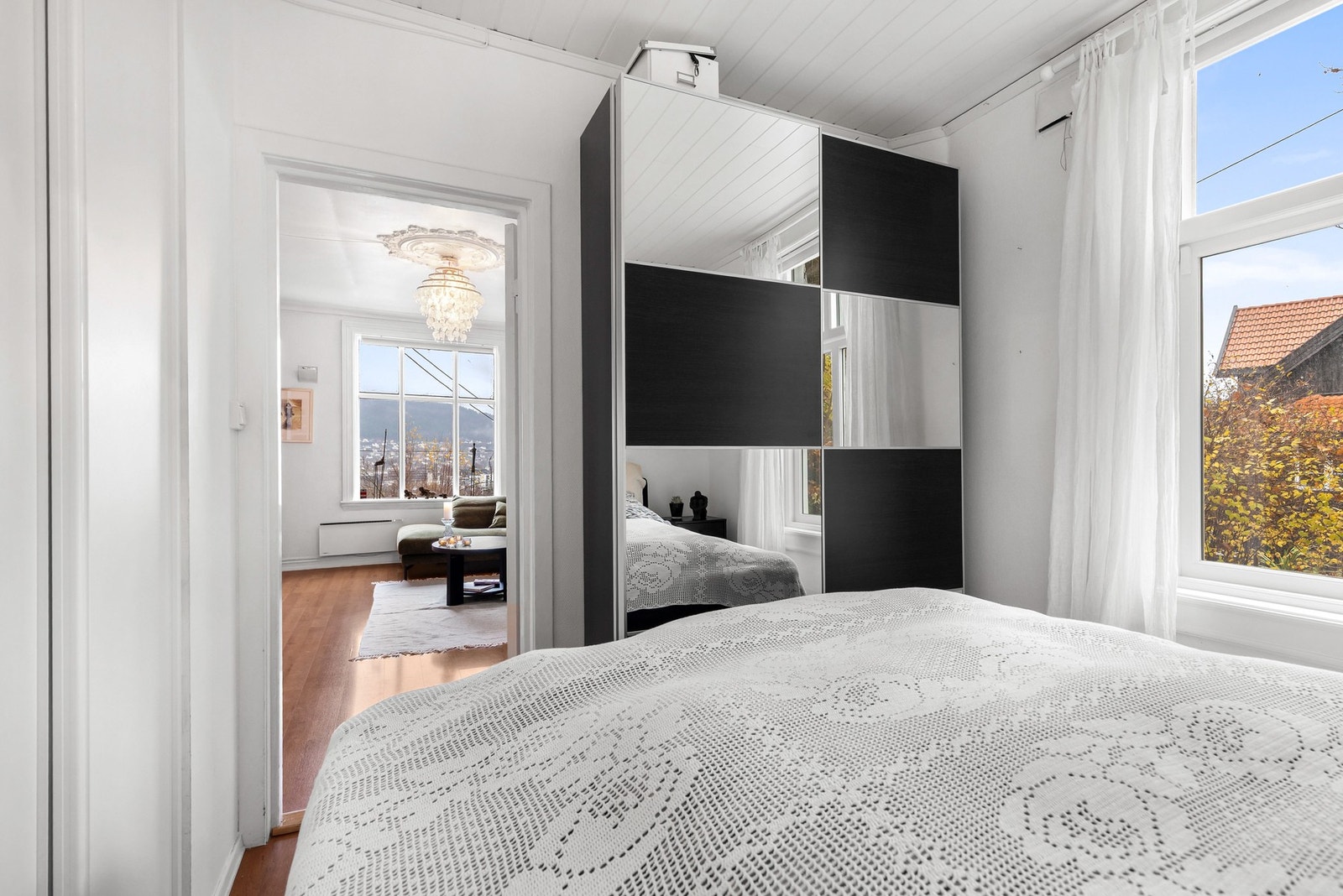 Det er fin plass til seng og garderobeskap Galleribilde