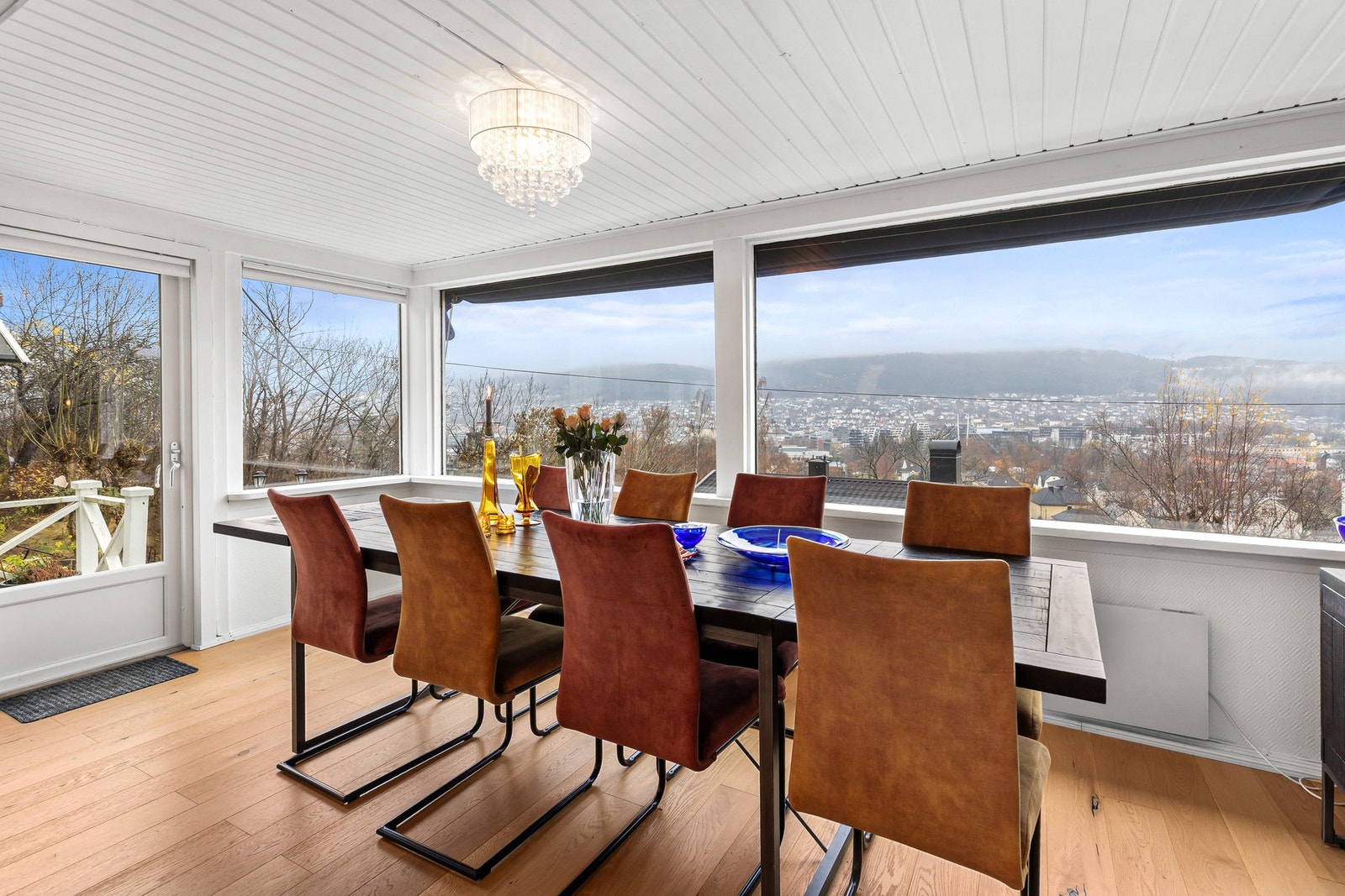Fra stuen er det direkte utgang til en solrik terrasse. Det er montert markise på stuevindu. Galleribilde