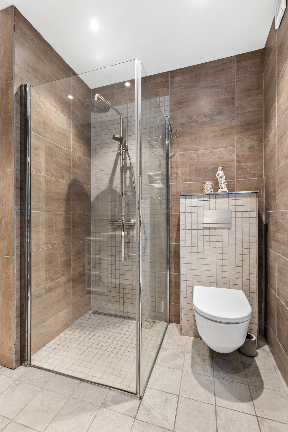 Badet har gulvvarme og downlights i himling Galleribilde