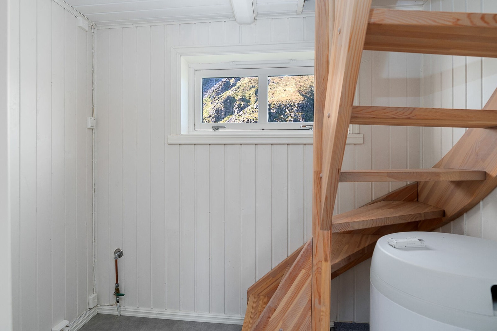 Trappegang ved kjøkken, med videre adkomst til 2. etasje. Varmtvannsbereder fra 2021. Galleribilde