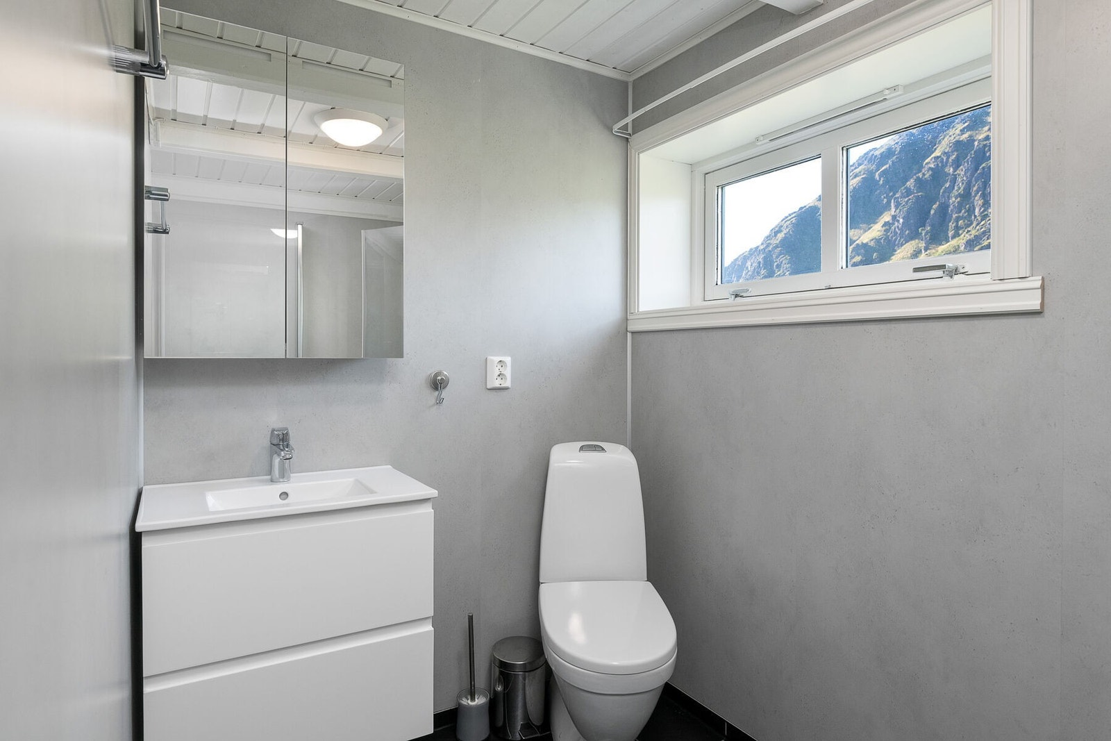 Badet ble oppgradert i 2020, og er innredet med servant på skuffeseksjon, speilskap, wc og dusjhjørne. Galleribilde