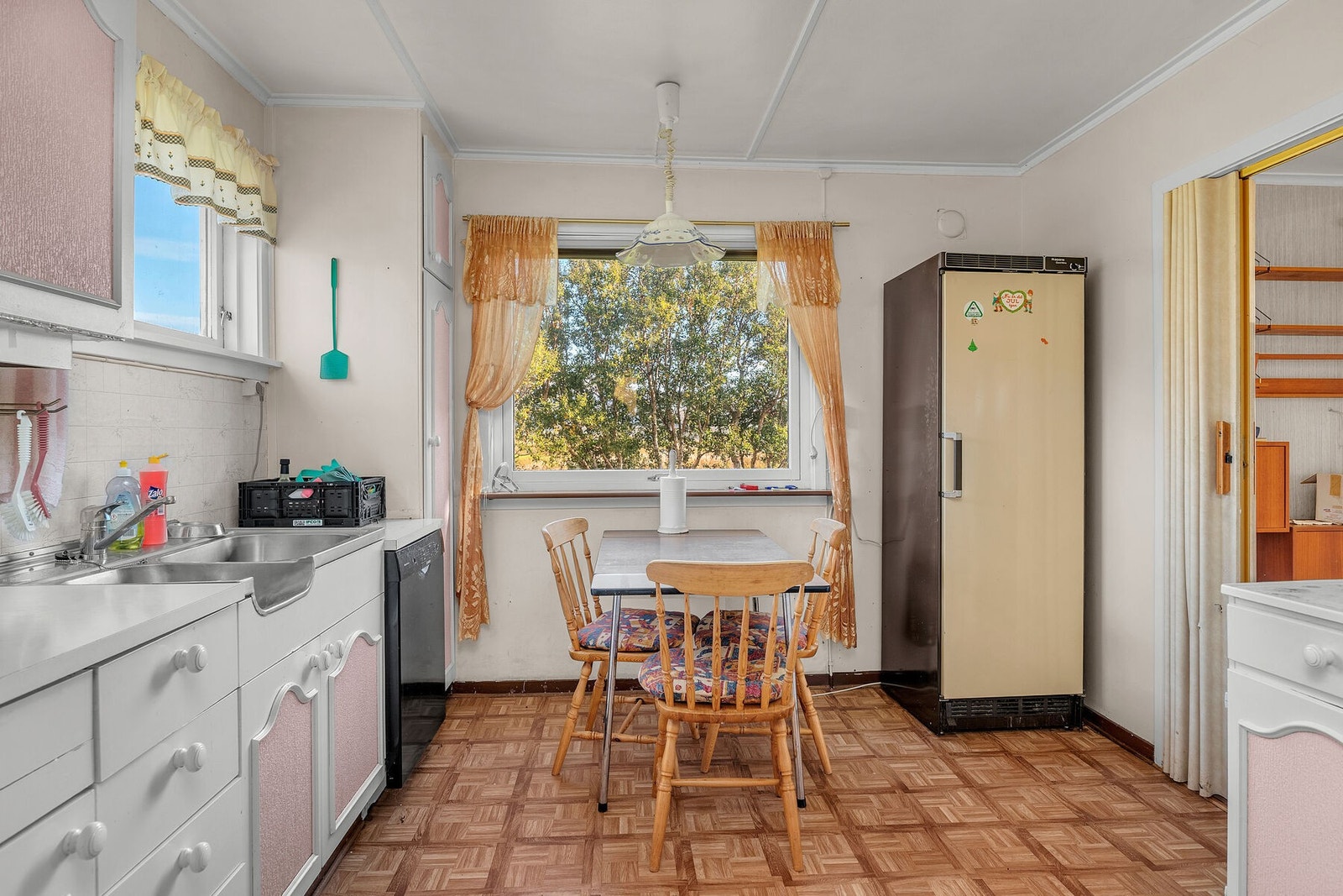 Kjøkken med en koselig spiseplass. Galleribilde