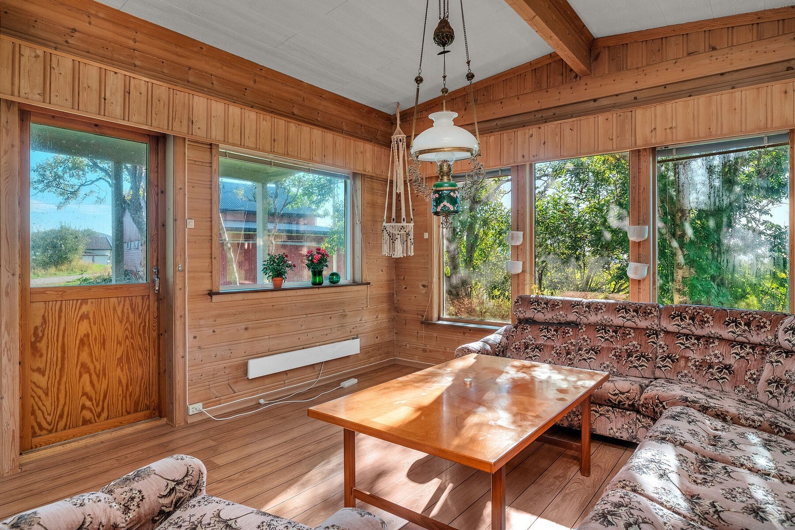 Del av stue med store vinduer, god takhøyde og utgang til terrasse. Galleribilde